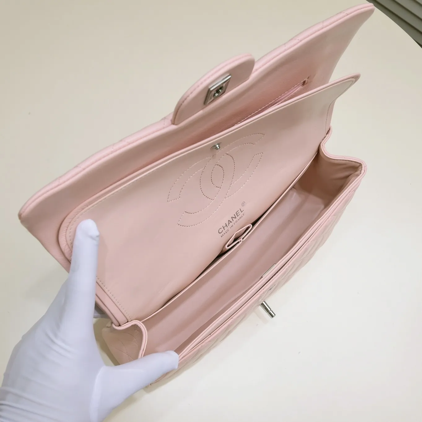 💰460￥Pink [color] Chanel [color] century classic, carefully crafted with exquisite workmanship of every stitch and thread, imported sheepskin with original hardware, full diamond pattern 💯The shape and softness of the whole bag are particularly perfect 👍👍😔😔Classic and irresistible, size: 30X18X8cm, style number: 1113