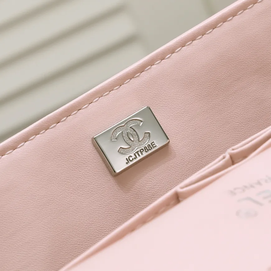 💰460￥Pink [color] Chanel [color] century classic, carefully crafted with exquisite workmanship of every stitch and thread, imported sheepskin with original hardware, full diamond pattern 💯The shape and softness of the whole bag are particularly perfect 👍👍😔😔Classic and irresistible, size: 30X18X8cm, style number: 1113