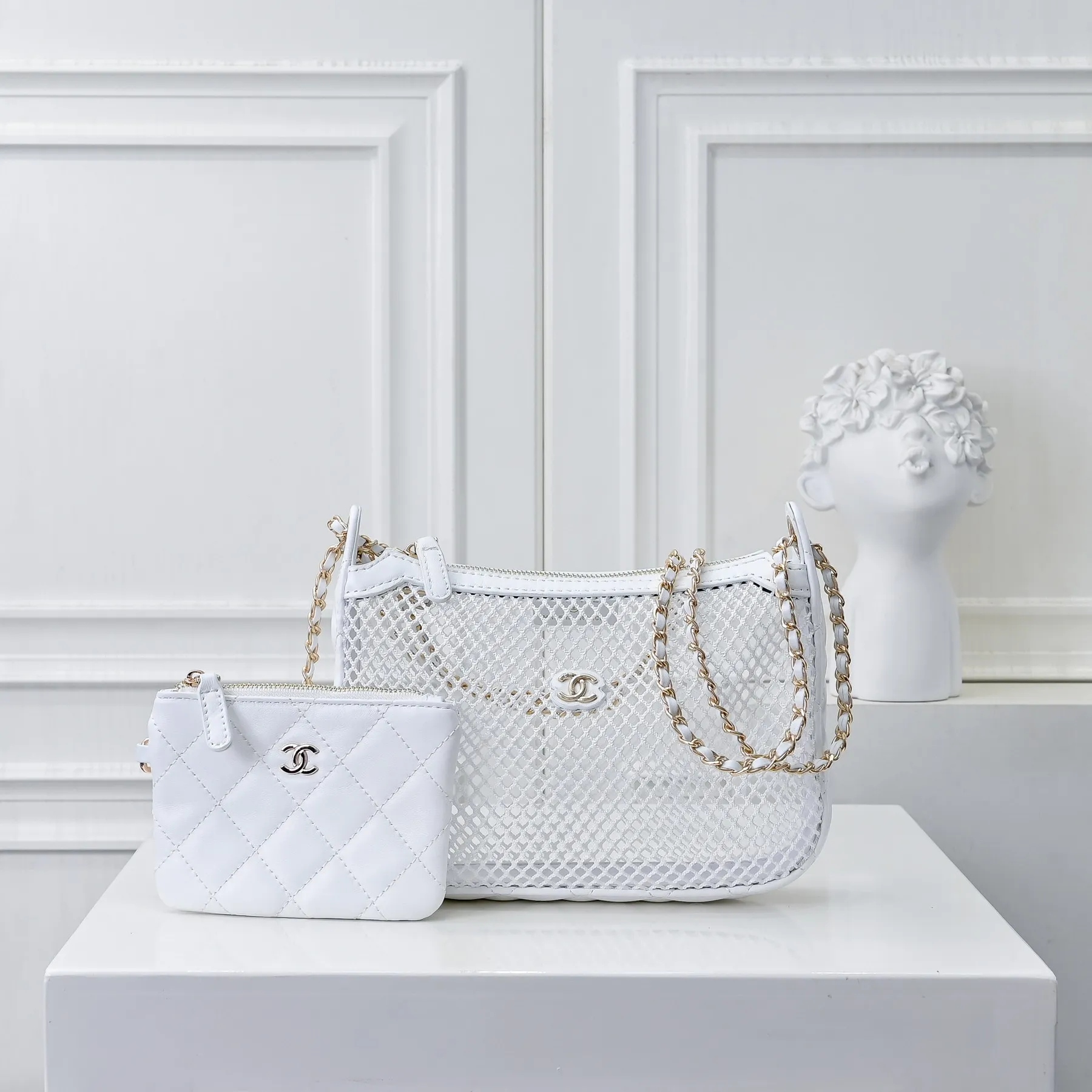 💰410￥👑CHANEL25S spring and summer popular series🔥Chanel fishnet gauze bag is made of hollow mesh, metal weaving/sheepskin mesh and other materials to create a light and breathable mesh bag effect. The double C logo is retained. The chain is interwoven with leather and metal and can be decorated with pearls, camellias and other decorations. The innovative attempt at hollow design and classic elements is really interesting!! Size 22x15cm, style number: 1231