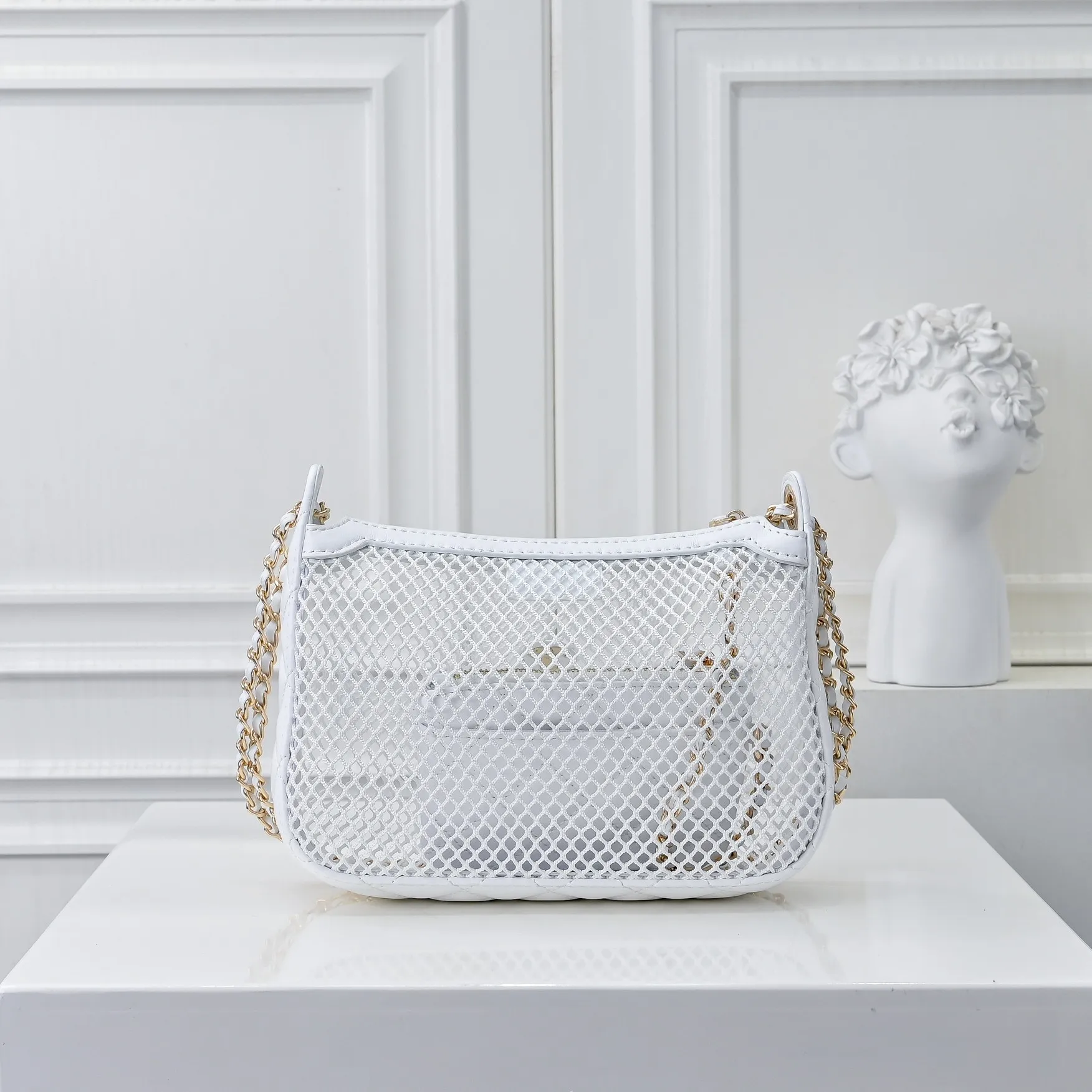 💰410￥👑CHANEL25S spring and summer popular series🔥Chanel fishnet gauze bag is made of hollow mesh, metal weaving/sheepskin mesh and other materials to create a light and breathable mesh bag effect. The double C logo is retained. The chain is interwoven with leather and metal and can be decorated with pearls, camellias and other decorations. The innovative attempt at hollow design and classic elements is really interesting!! Size 22x15cm, style number: 1231