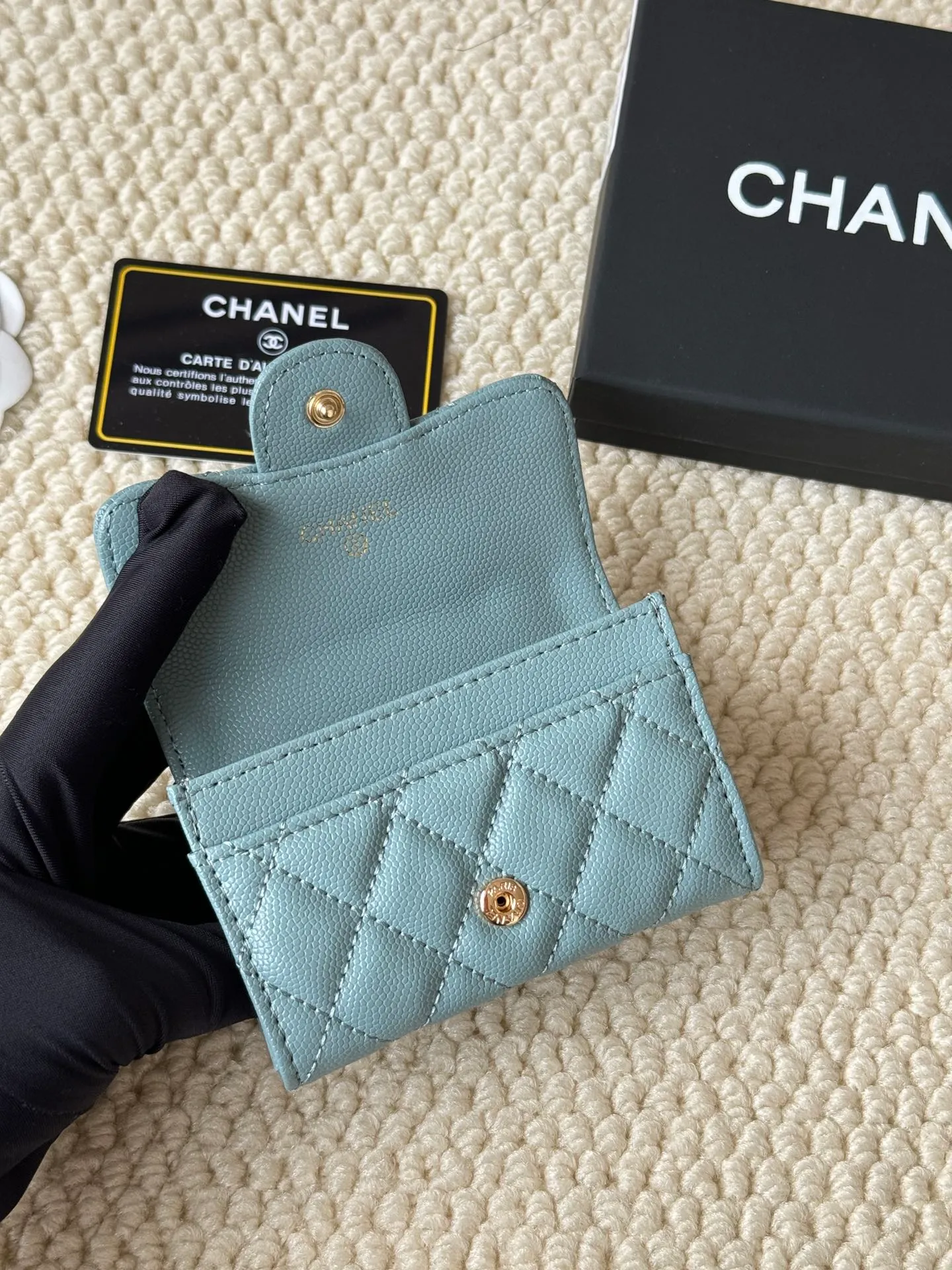 💰120 Style number: AP458chanel The most classic card holder, coin purse, Chanel classic flap card holder. Caviar cowhide, card holder and coin purse in one, with slip pocket on the back. Size: 7.5 × 11.3 × 2.1 cm