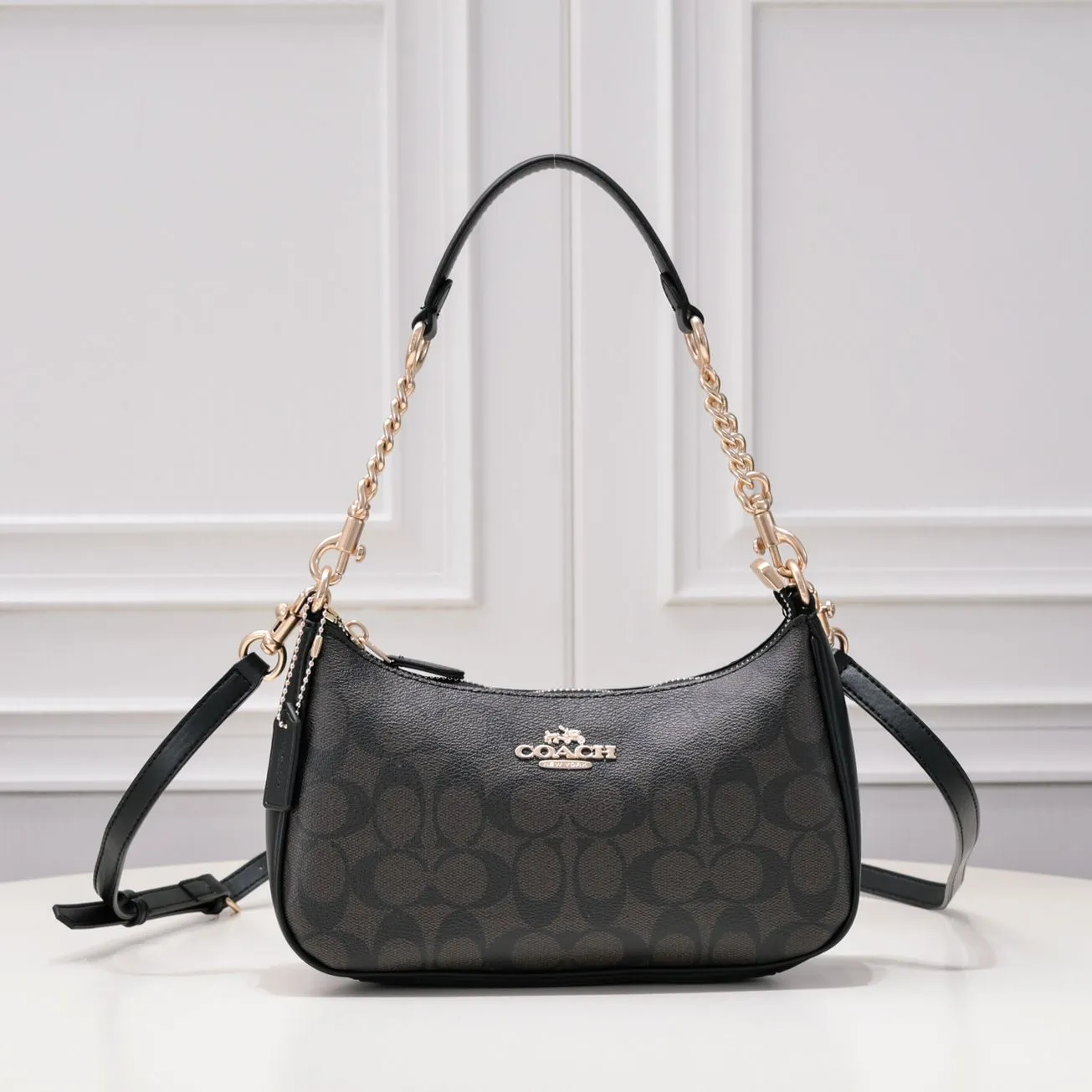 P260 [Top original order] Coach's new Teri underarm bag CA548 is larger than the mahjong bag, and the capacity zipper arc is more beautiful. It is equipped with two shoulder straps. The bag body is simple and elegant, and the stiff structure shows a capable and neat temperament. Dimensions: 24.5cm long x 13cm high x 6cm wide