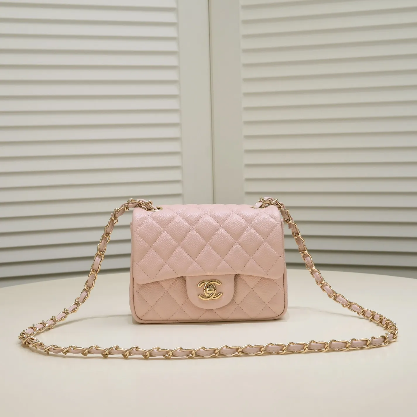 💰310￥Pink Chanel🔺🚴🏼💸Choose high-quality cowhide🌺Original split version to create one to one 💯The hand feel is first-class, 🌲The design inspired by the camera shape fully embodies perfection! [Qiang] [Qiang] Integrates art and practicality, [Ladybug] Gorgeous and low-key plump 💯📨📨Classic is irresistible, ♒ You have to receive it to understand ✈✈🍭🍭Insist on high quality and low price🐟🐟, model number: 1115, size: 17.5*13*5 cm