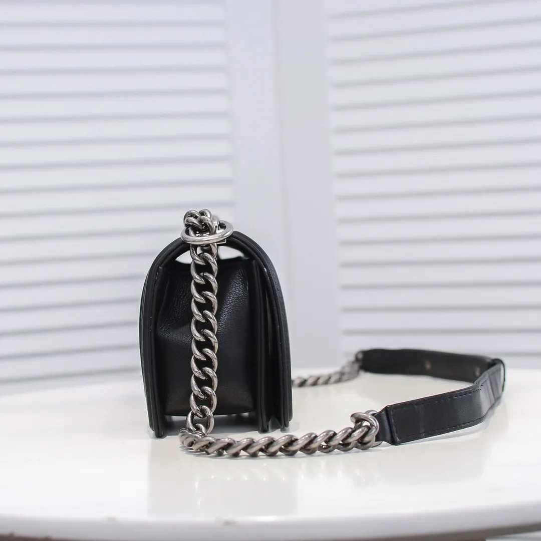 💰400￥ (Full sheepskin with original hardware) [Smile] Chanel Chanel 👑 Lambskin [Lightning] Thickened electroplated hardware accessories 🌈 The workmanship is comparable to the original order 💪 The bottom can be pinched and rebounded without trace, absolutely spot-on and real-life, fashionable and durable 💪💪 High-end quality, no pressure in and out of the drill cabinet 💏, size 20*12*7cm, style number 67085