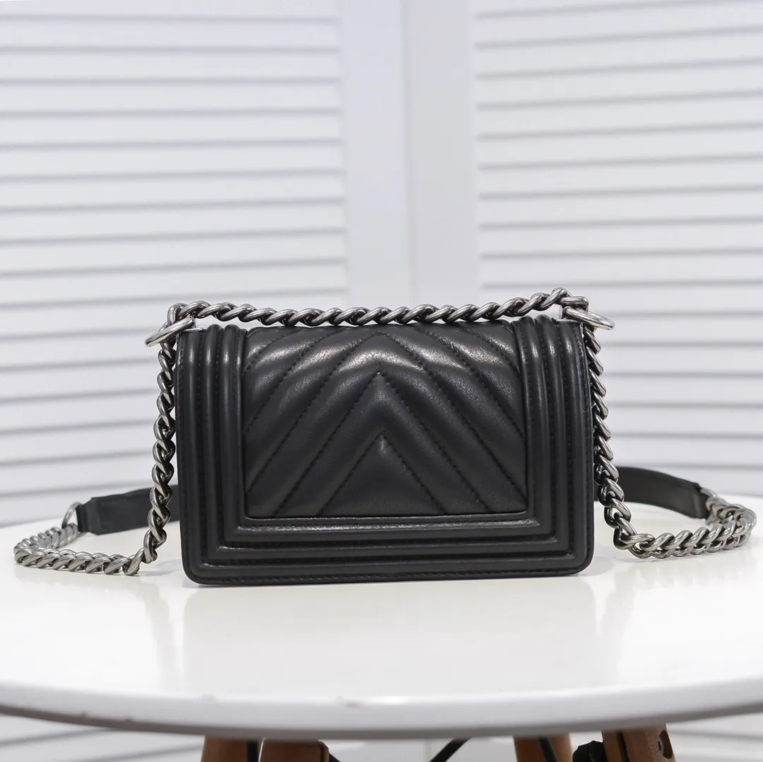 💰400￥ (Full sheepskin with original hardware) [Smile] Chanel Chanel 👑 Lambskin [Lightning] Thickened electroplated hardware accessories 🌈 The workmanship is comparable to the original order 💪 The bottom can be pinched and rebounded without trace, absolutely spot-on and real-life, fashionable and durable 💪💪 High-end quality, no pressure in and out of the drill cabinet 💏, size 20*12*7cm, style number 67085