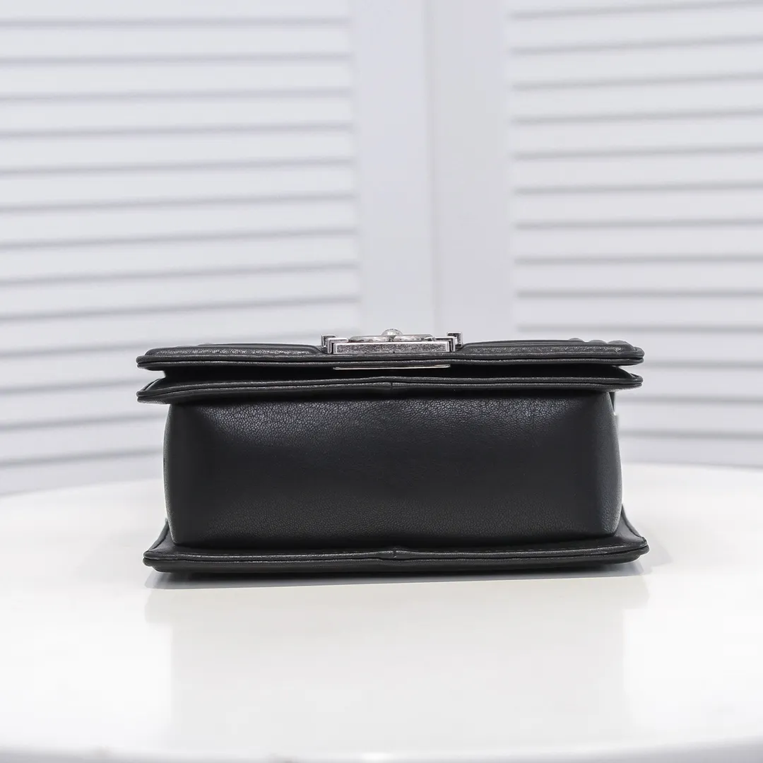 💰400￥ (Full sheepskin with original hardware) [Smile] Chanel Chanel 👑 Lambskin [Lightning] Thickened electroplated hardware accessories 🌈 The workmanship is comparable to the original order 💪 The bottom can be pinched and rebounded without trace, absolutely spot-on and real-life, fashionable and durable 💪💪 High-end quality, no pressure in and out of the drill cabinet 💏, size 20*12*7cm, style number 67085