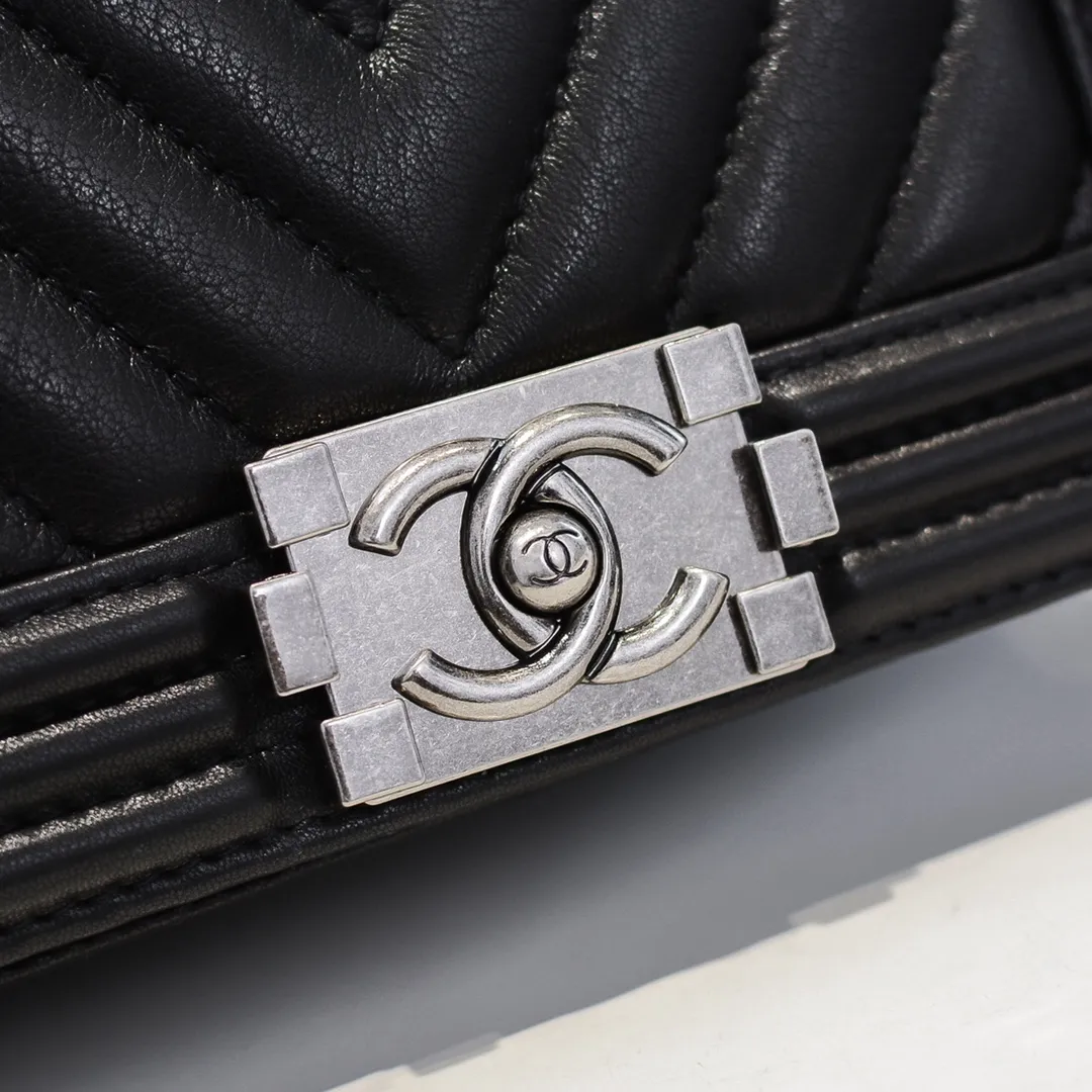 💰400￥ (Full sheepskin with original hardware) [Smile] Chanel Chanel 👑 Lambskin [Lightning] Thickened electroplated hardware accessories 🌈 The workmanship is comparable to the original order 💪 The bottom can be pinched and rebounded without trace, absolutely spot-on and real-life, fashionable and durable 💪💪 High-end quality, no pressure in and out of the drill cabinet 💏, size 20*12*7cm, style number 67085
