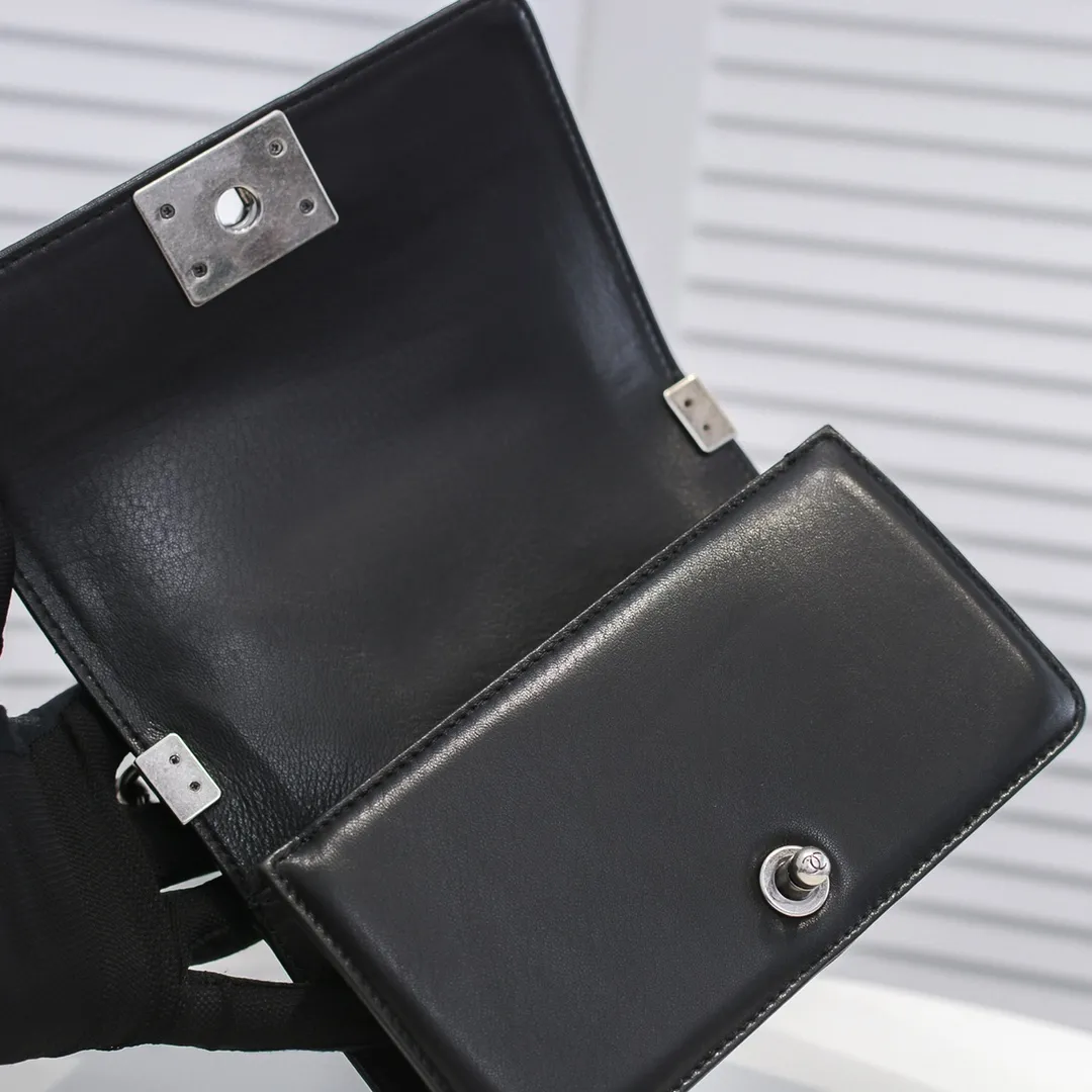 💰400￥ (Full sheepskin with original hardware) [Smile] Chanel Chanel 👑 Lambskin [Lightning] Thickened electroplated hardware accessories 🌈 The workmanship is comparable to the original order 💪 The bottom can be pinched and rebounded without trace, absolutely spot-on and real-life, fashionable and durable 💪💪 High-end quality, no pressure in and out of the drill cabinet 💏, size 20*12*7cm, style number 67085