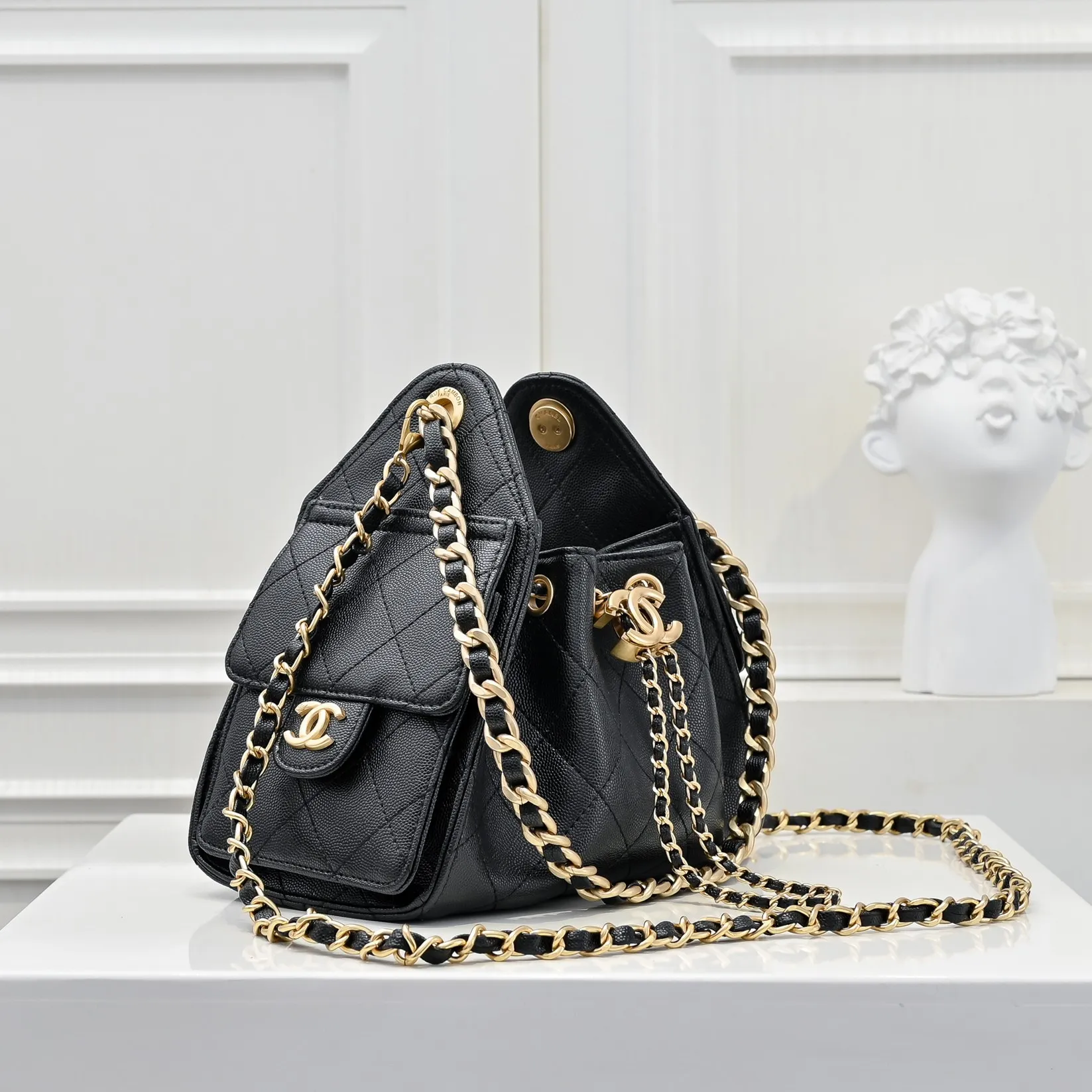 💰480￥Mini chanel 25c bag king ball pattern cowhide hobo armpit bag hippie armpit bag mini retro gold coin button drawstring bucket bag + rhombus pattern + retro black gold classic chain design, full of high-end sense! A must-have for daily travel, with exquisite appearance and delicate texture, it can be easily worn in both casual and formal occasions. It is small and cute and comes with a cross-body chain, which is very nice. Size: 20x22x12.5cm Style number: 7016 Material: ball pattern