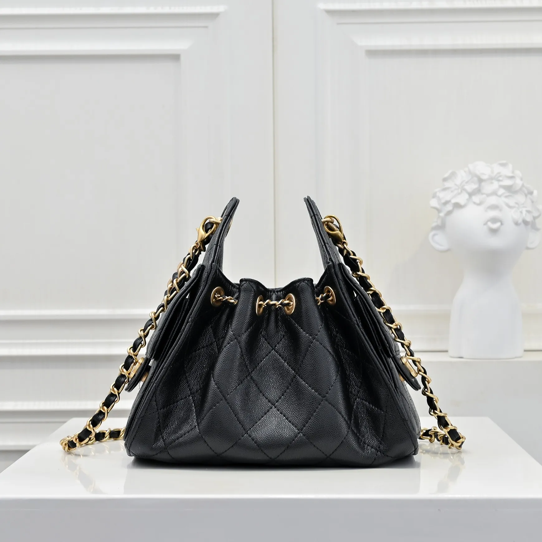 💰480￥Mini chanel 25c bag king ball pattern cowhide hobo armpit bag hippie armpit bag mini retro gold coin button drawstring bucket bag + rhombus pattern + retro black gold classic chain design, full of high-end sense! A must-have for daily travel, with exquisite appearance and delicate texture, it can be easily worn in both casual and formal occasions. It is small and cute and comes with a cross-body chain, which is very nice. Size: 20x22x12.5cm Style number: 7016 Material: ball pattern