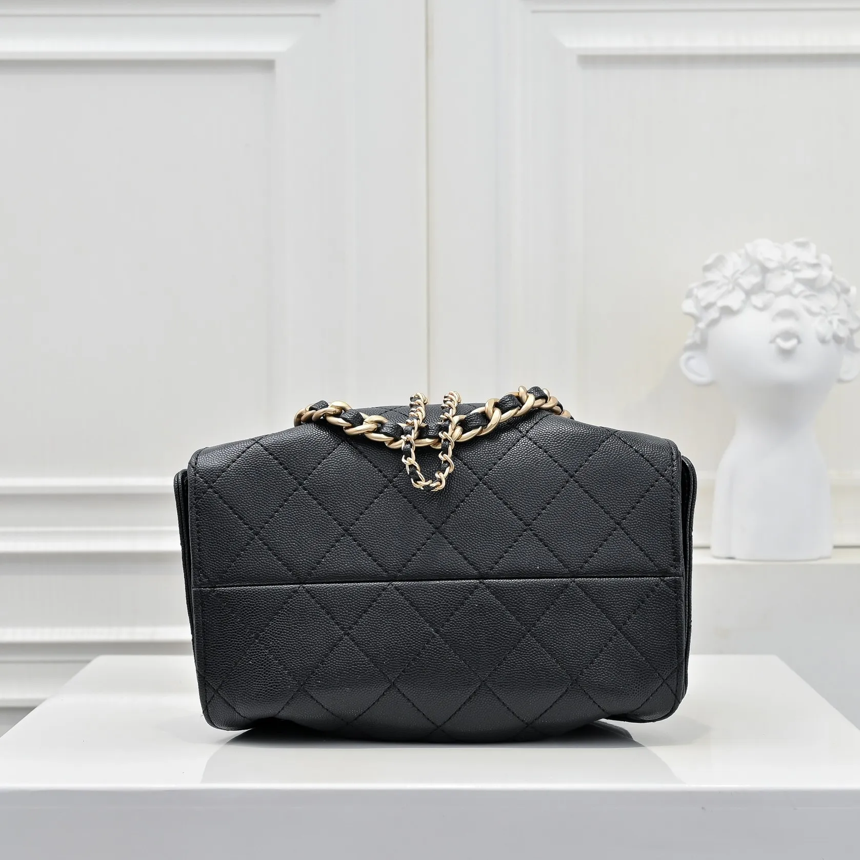 💰480￥Mini chanel 25c bag king ball pattern cowhide hobo armpit bag hippie armpit bag mini retro gold coin button drawstring bucket bag + rhombus pattern + retro black gold classic chain design, full of high-end sense! A must-have for daily travel, with exquisite appearance and delicate texture, it can be easily worn in both casual and formal occasions. It is small and cute and comes with a cross-body chain, which is very nice. Size: 20x22x12.5cm Style number: 7016 Material: ball pattern