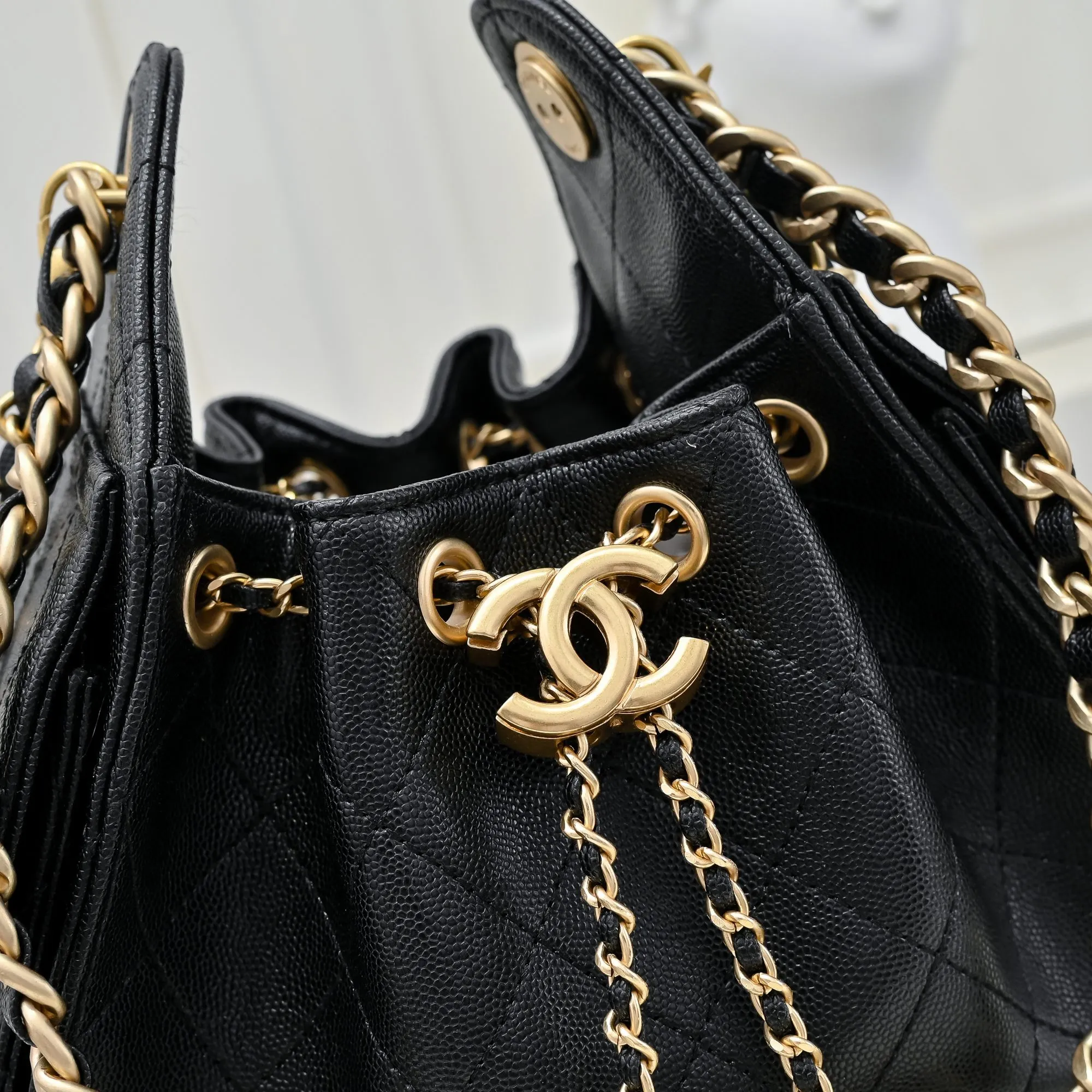 💰480￥Mini chanel 25c bag king ball pattern cowhide hobo armpit bag hippie armpit bag mini retro gold coin button drawstring bucket bag + rhombus pattern + retro black gold classic chain design, full of high-end sense! A must-have for daily travel, with exquisite appearance and delicate texture, it can be easily worn in both casual and formal occasions. It is small and cute and comes with a cross-body chain, which is very nice. Size: 20x22x12.5cm Style number: 7016 Material: ball pattern