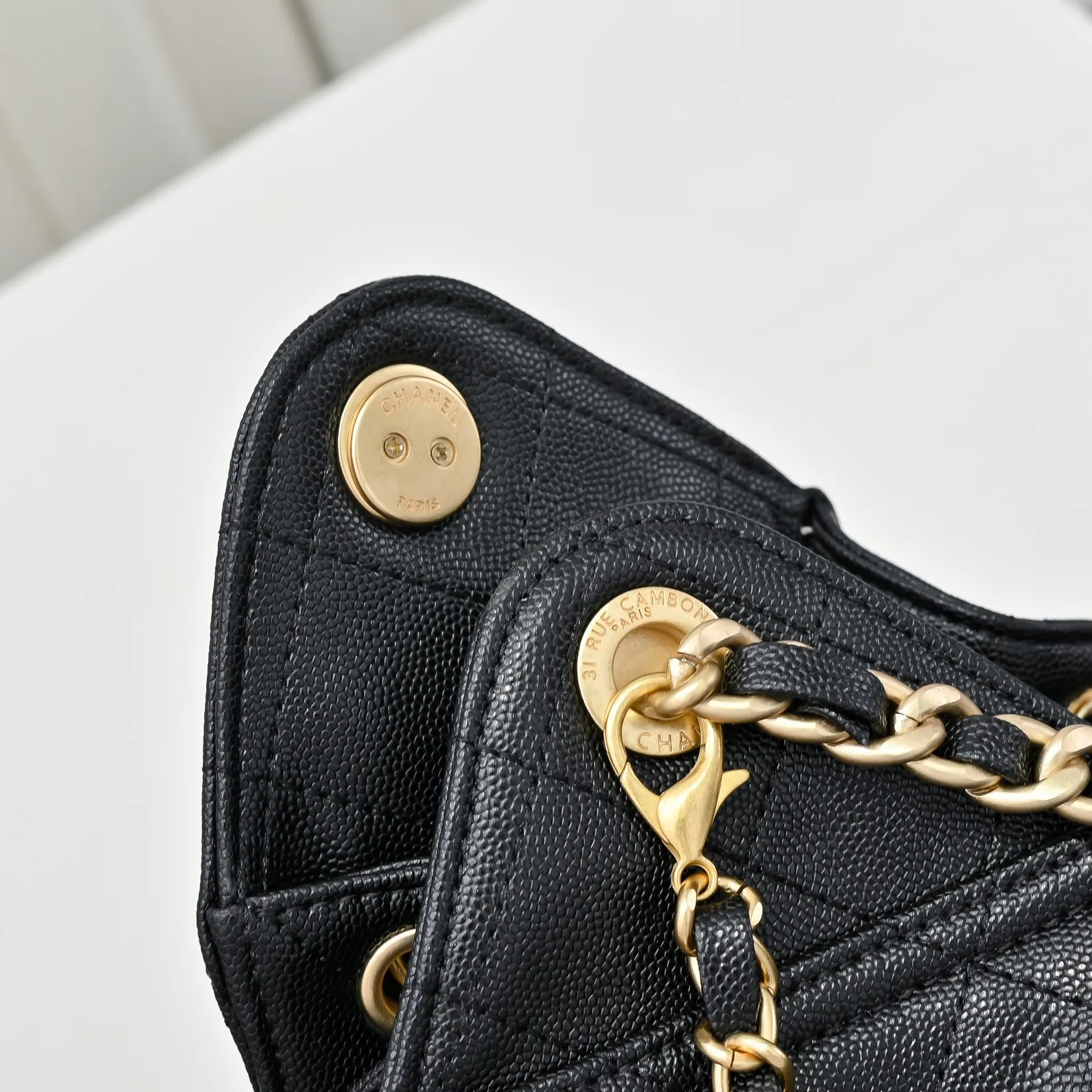 💰480￥Mini chanel 25c bag king ball pattern cowhide hobo armpit bag hippie armpit bag mini retro gold coin button drawstring bucket bag + rhombus pattern + retro black gold classic chain design, full of high-end sense! A must-have for daily travel, with exquisite appearance and delicate texture, it can be easily worn in both casual and formal occasions. It is small and cute and comes with a cross-body chain, which is very nice. Size: 20x22x12.5cm Style number: 7016 Material: ball pattern