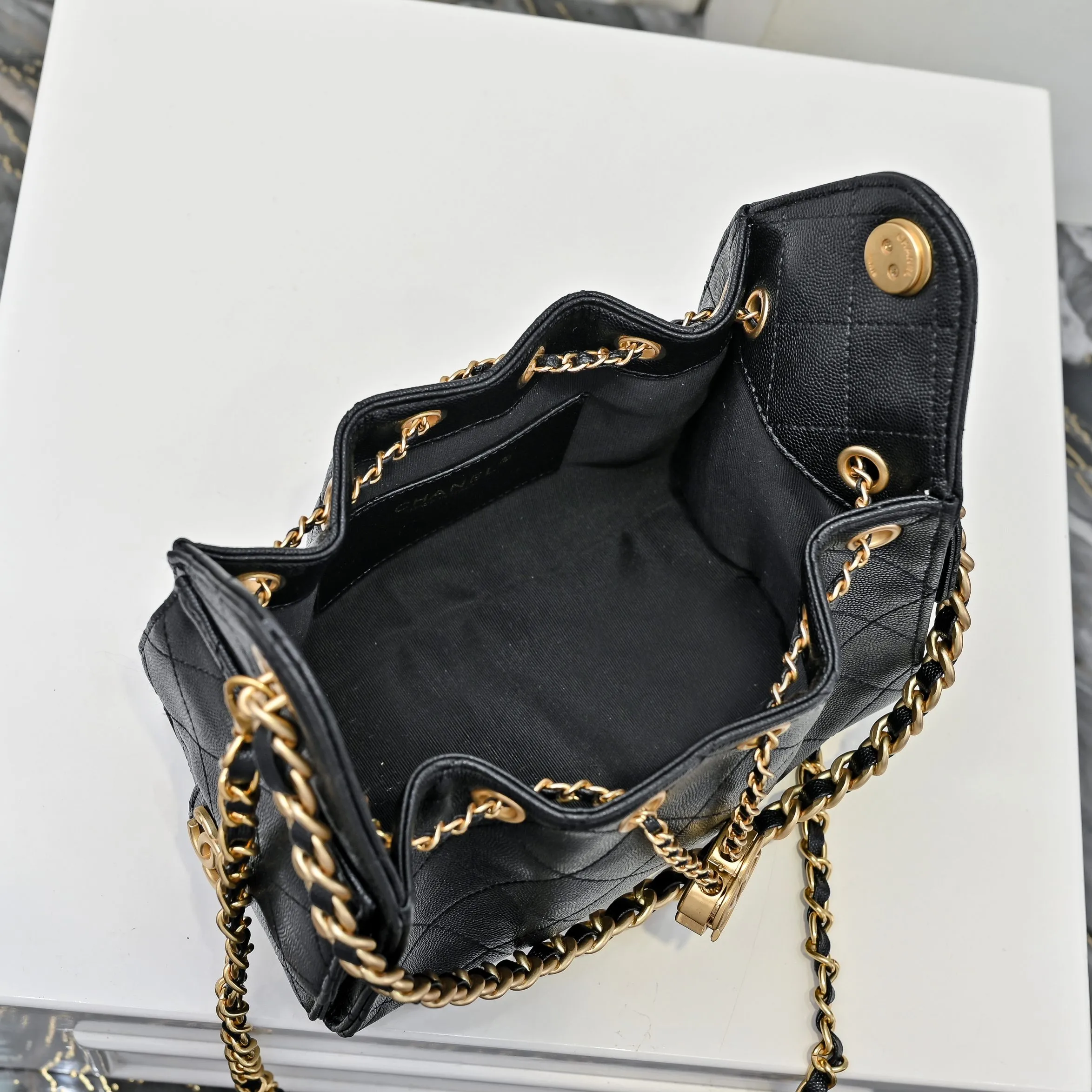 💰480￥Mini chanel 25c bag king ball pattern cowhide hobo armpit bag hippie armpit bag mini retro gold coin button drawstring bucket bag + rhombus pattern + retro black gold classic chain design, full of high-end sense! A must-have for daily travel, with exquisite appearance and delicate texture, it can be easily worn in both casual and formal occasions. It is small and cute and comes with a cross-body chain, which is very nice. Size: 20x22x12.5cm Style number: 7016 Material: ball pattern