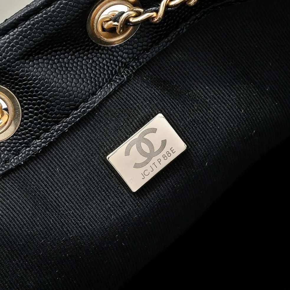 💰480￥Mini chanel 25c bag king ball pattern cowhide hobo armpit bag hippie armpit bag mini retro gold coin button drawstring bucket bag + rhombus pattern + retro black gold classic chain design, full of high-end sense! A must-have for daily travel, with exquisite appearance and delicate texture, it can be easily worn in both casual and formal occasions. It is small and cute and comes with a cross-body chain, which is very nice. Size: 20x22x12.5cm Style number: 7016 Material: ball pattern