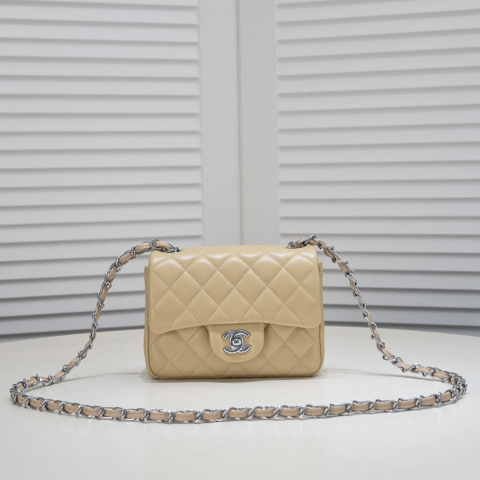 💰310￥Apricot Chanel🔺🚴🏼💸Choose high-quality sheepskin🌺Original split version to create one to one 💯The hand feel is first-class, 🌲The camera-shaped inspired design fully embodies perfection! [Qiang] [Qiang] Integrates art and practicality, [Ladybug] Gorgeous and low-key plump 💯📨📨Classic is irresistible, ♒ You have to receive it to understand ✈✈🍭🍭Insist on high quality and low price🐟🐟, model number: 1115, size: 17.5*13*5 cm