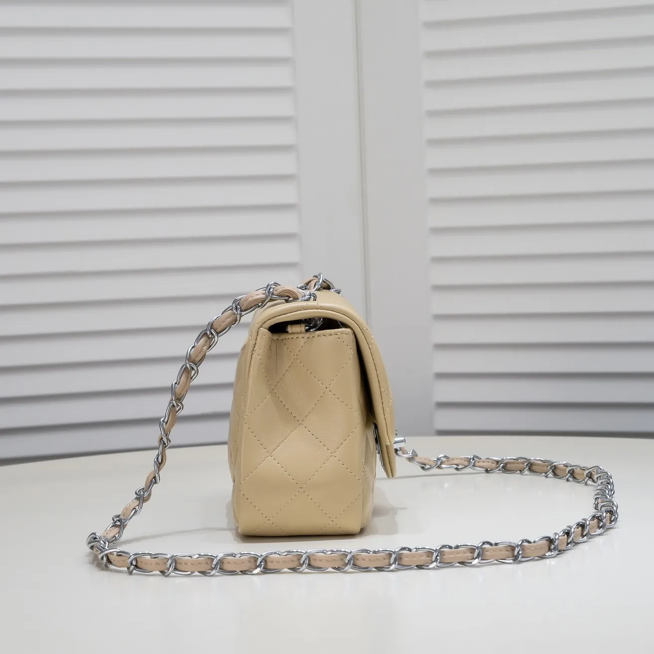 💰310￥Apricot Chanel🔺🚴🏼💸Choose high-quality sheepskin🌺Original split version to create one to one 💯The hand feel is first-class, 🌲The camera-shaped inspired design fully embodies perfection! [Qiang] [Qiang] Integrates art and practicality, [Ladybug] Gorgeous and low-key plump 💯📨📨Classic is irresistible, ♒ You have to receive it to understand ✈✈🍭🍭Insist on high quality and low price🐟🐟, model number: 1115, size: 17.5*13*5 cm