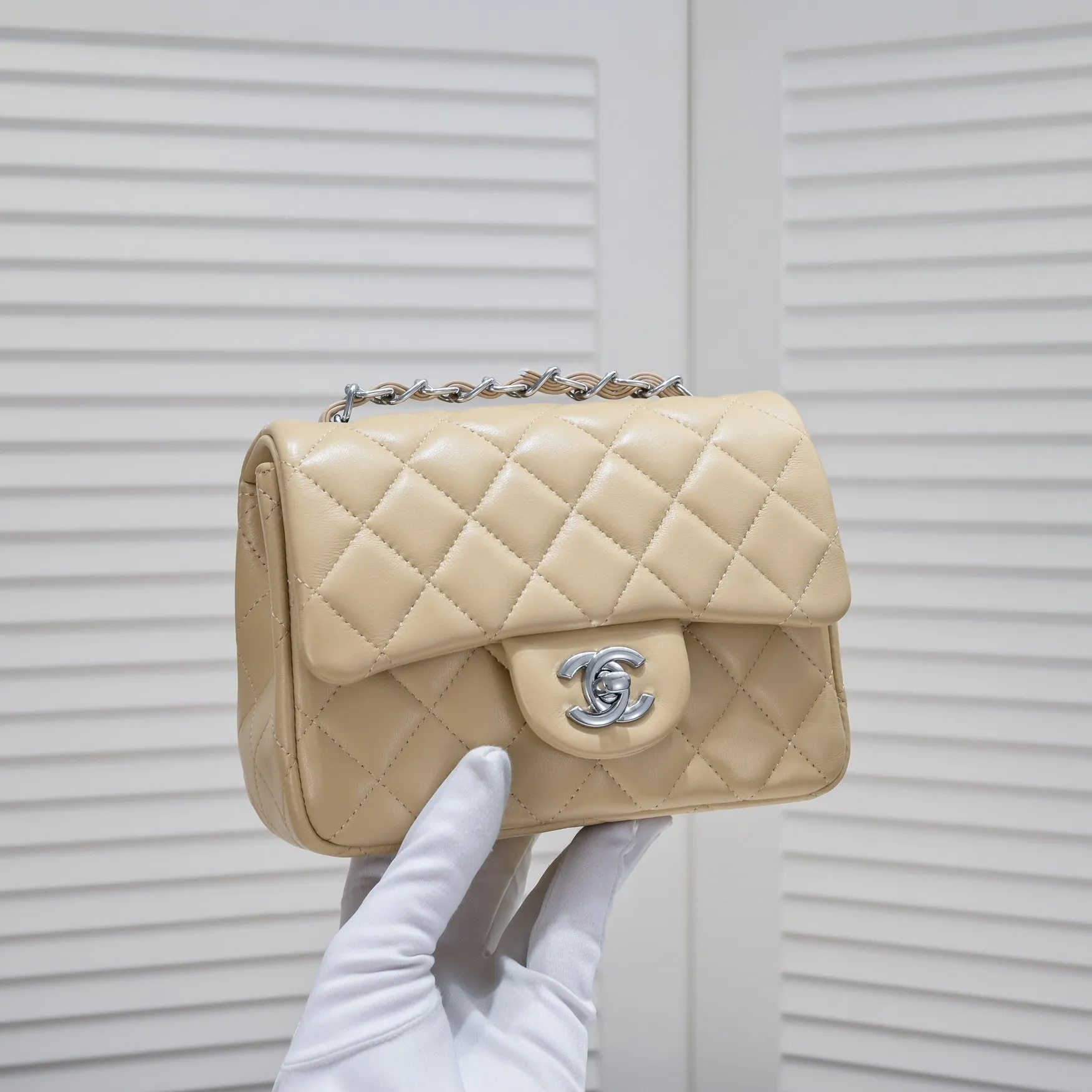 💰310￥Apricot Chanel🔺🚴🏼💸Choose high-quality sheepskin🌺Original split version to create one to one 💯The hand feel is first-class, 🌲The camera-shaped inspired design fully embodies perfection! [Qiang] [Qiang] Integrates art and practicality, [Ladybug] Gorgeous and low-key plump 💯📨📨Classic is irresistible, ♒ You have to receive it to understand ✈✈🍭🍭Insist on high quality and low price🐟🐟, model number: 1115, size: 17.5*13*5 cm