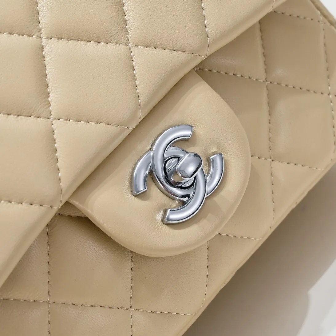💰310￥Apricot Chanel🔺🚴🏼💸Choose high-quality sheepskin🌺Original split version to create one to one 💯The hand feel is first-class, 🌲The camera-shaped inspired design fully embodies perfection! [Qiang] [Qiang] Integrates art and practicality, [Ladybug] Gorgeous and low-key plump 💯📨📨Classic is irresistible, ♒ You have to receive it to understand ✈✈🍭🍭Insist on high quality and low price🐟🐟, model number: 1115, size: 17.5*13*5 cm