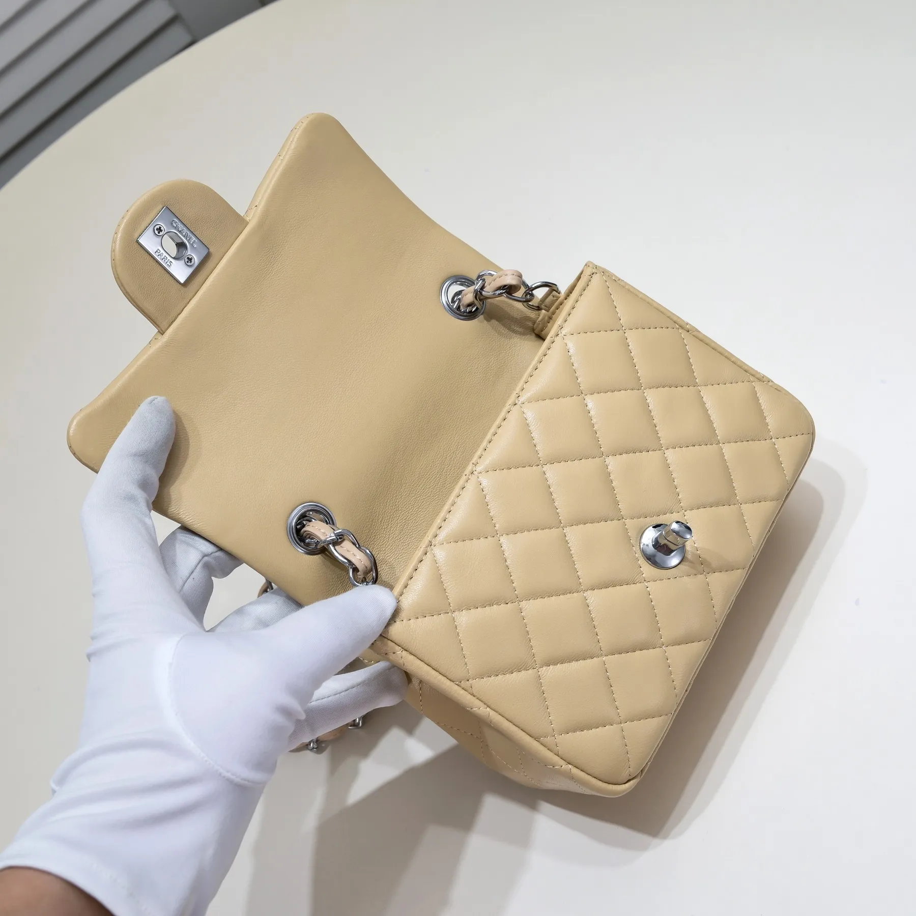 💰310￥Apricot Chanel🔺🚴🏼💸Choose high-quality sheepskin🌺Original split version to create one to one 💯The hand feel is first-class, 🌲The camera-shaped inspired design fully embodies perfection! [Qiang] [Qiang] Integrates art and practicality, [Ladybug] Gorgeous and low-key plump 💯📨📨Classic is irresistible, ♒ You have to receive it to understand ✈✈🍭🍭Insist on high quality and low price🐟🐟, model number: 1115, size: 17.5*13*5 cm