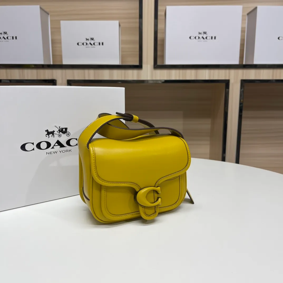 Top original order batch 460💰coach/Coach new model CJ846 CK019 CK020 Ck955 Tabby Messenger Retro and cute, a bit like a saddle bag, made of cowhide, soft and plump. The body of the bag is full of youthful vitality. It is compact, but has a lot of space. There is also a small button bag in the front that can be used as a small item. It is a bag that combines beauty and practicality. White, refreshing and clean Size: 19*14*7