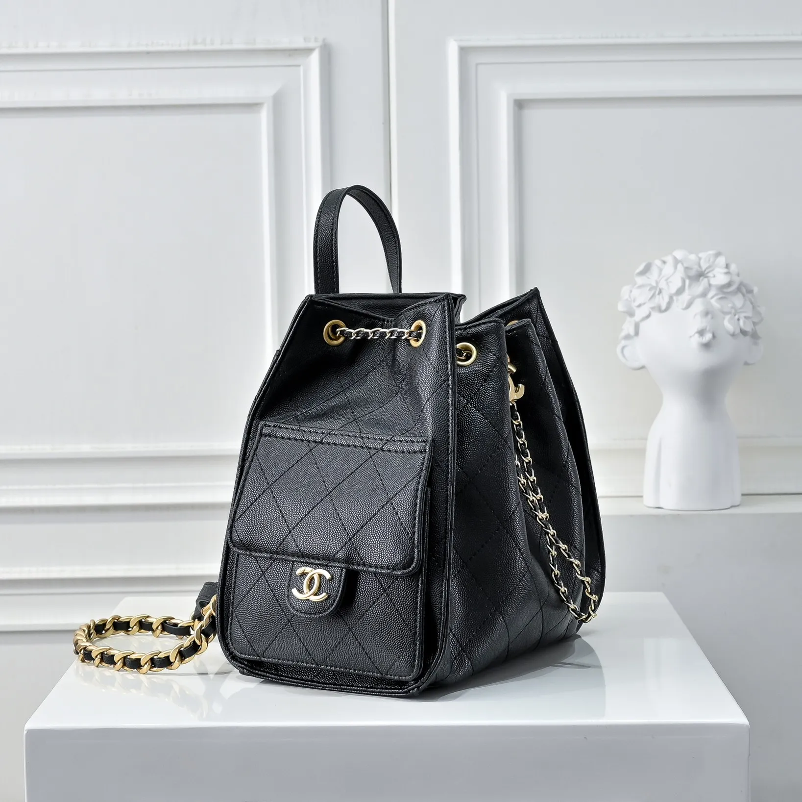 💰460￥Upgraded version of chanel 25c bag king ball pattern cowhide hobo shoulder hippie armpit bag small size retro gold coin button drawstring bucket bag + rhombus pattern + retro black gold classic chain design, full of high-end sense! A must-have for daily travel, with exquisite appearance and delicate texture, it can be easily worn in both casual and formal occasions. Size: 23-23-14 Style No.: 7017 Material: ball-grained cowhide