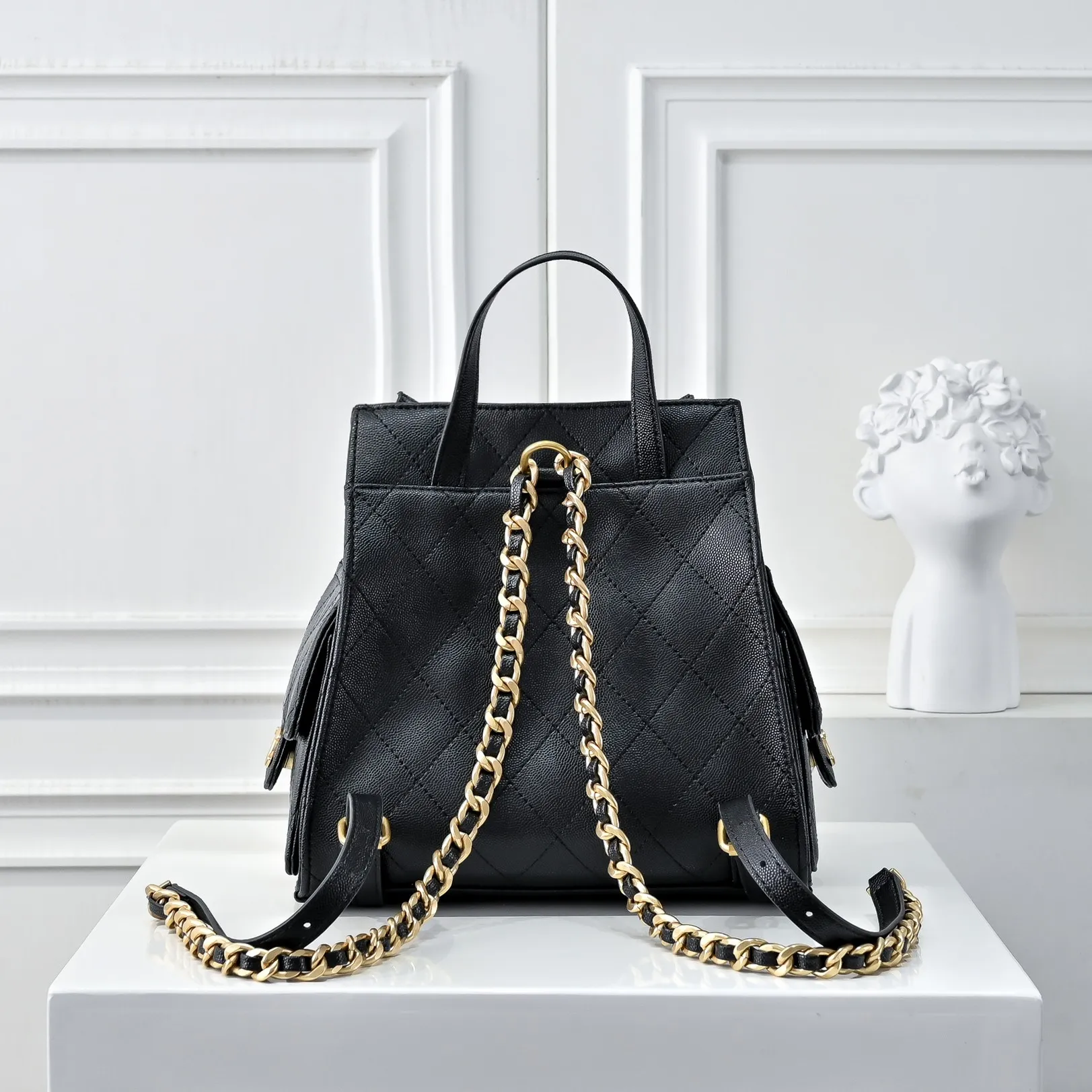 💰460￥Upgraded version of chanel 25c bag king ball pattern cowhide hobo shoulder hippie armpit bag small size retro gold coin button drawstring bucket bag + rhombus pattern + retro black gold classic chain design, full of high-end sense! A must-have for daily travel, with exquisite appearance and delicate texture, it can be easily worn in both casual and formal occasions. Size: 23-23-14 Style No.: 7017 Material: ball-grained cowhide