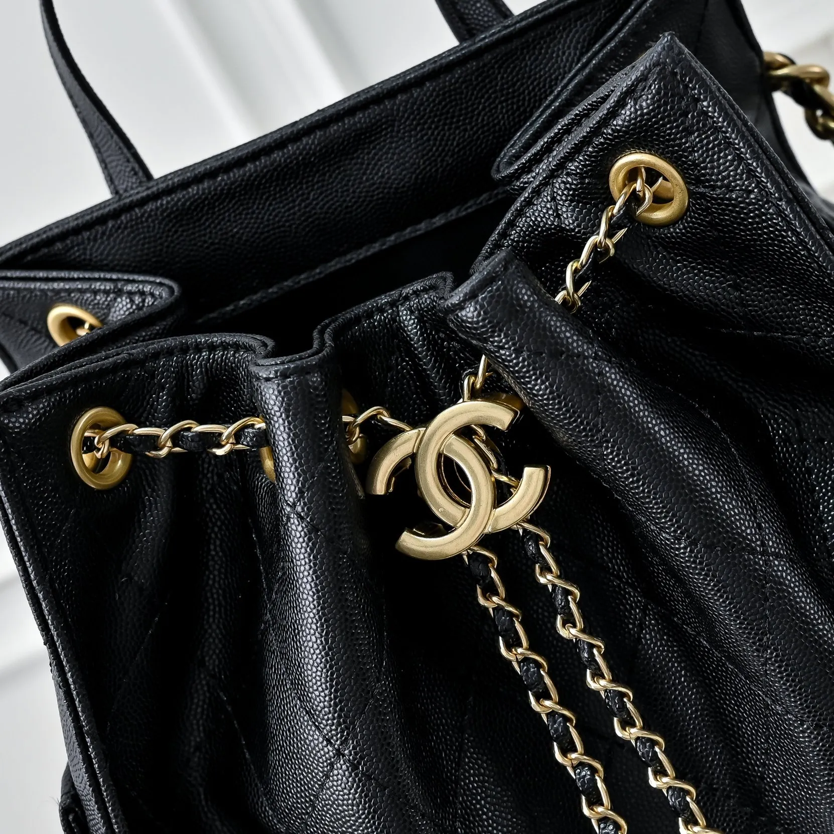 💰460￥Upgraded version of chanel 25c bag king ball pattern cowhide hobo shoulder hippie armpit bag small size retro gold coin button drawstring bucket bag + rhombus pattern + retro black gold classic chain design, full of high-end sense! A must-have for daily travel, with exquisite appearance and delicate texture, it can be easily worn in both casual and formal occasions. Size: 23-23-14 Style No.: 7017 Material: ball-grained cowhide
