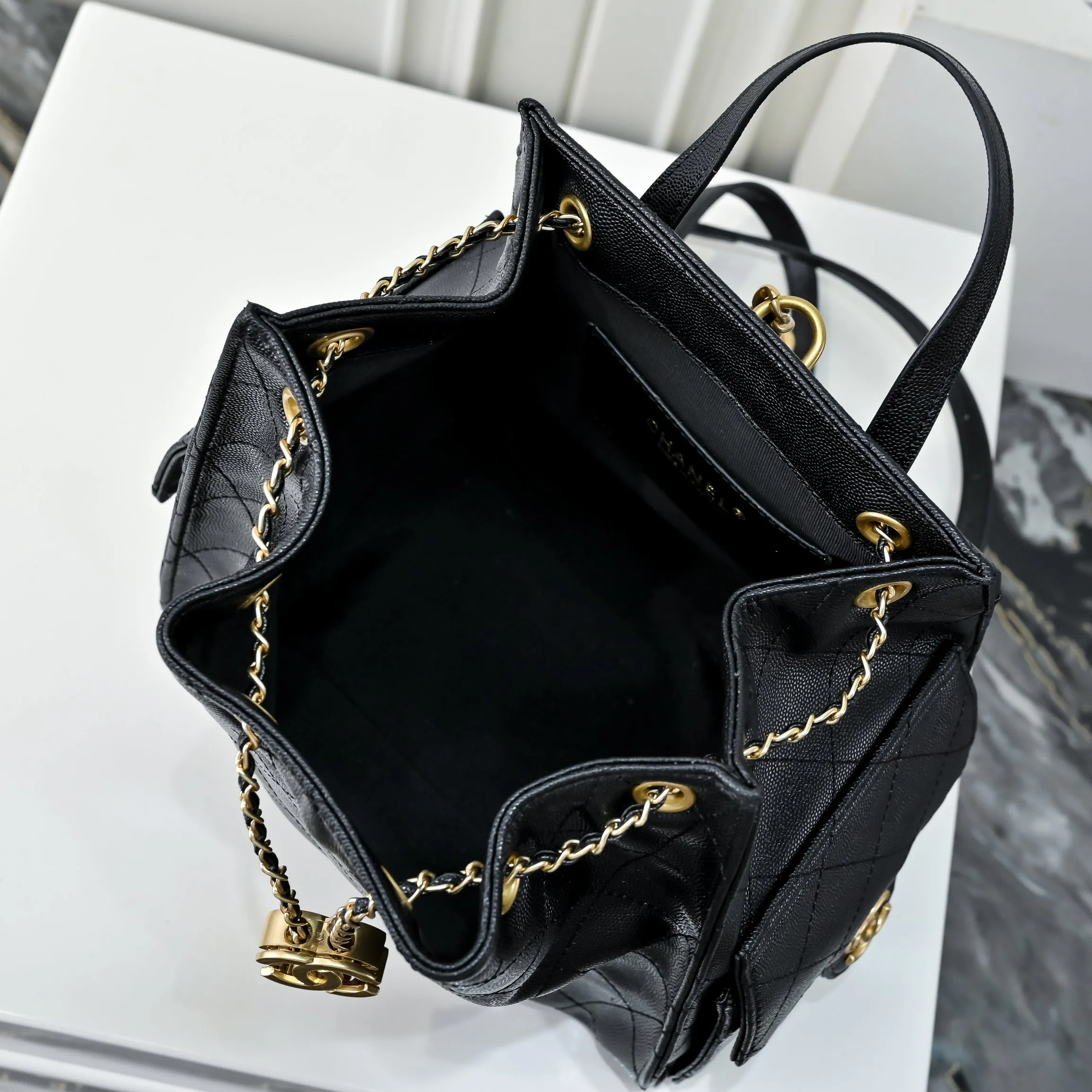💰460￥Upgraded version of chanel 25c bag king ball pattern cowhide hobo shoulder hippie armpit bag small size retro gold coin button drawstring bucket bag + rhombus pattern + retro black gold classic chain design, full of high-end sense! A must-have for daily travel, with exquisite appearance and delicate texture, it can be easily worn in both casual and formal occasions. Size: 23-23-14 Style No.: 7017 Material: ball-grained cowhide