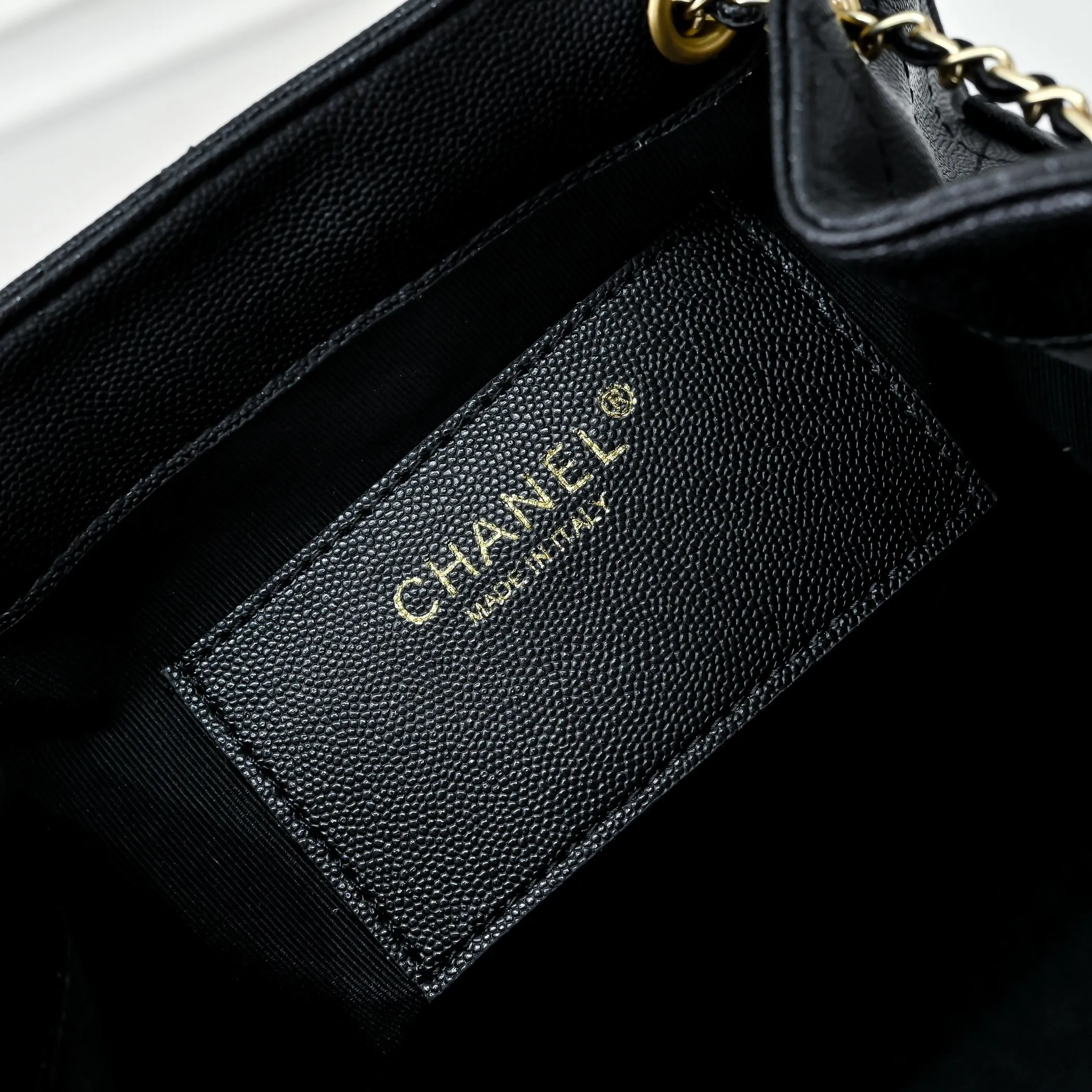 💰460￥Upgraded version of chanel 25c bag king ball pattern cowhide hobo shoulder hippie armpit bag small size retro gold coin button drawstring bucket bag + rhombus pattern + retro black gold classic chain design, full of high-end sense! A must-have for daily travel, with exquisite appearance and delicate texture, it can be easily worn in both casual and formal occasions. Size: 23-23-14 Style No.: 7017 Material: ball-grained cowhide