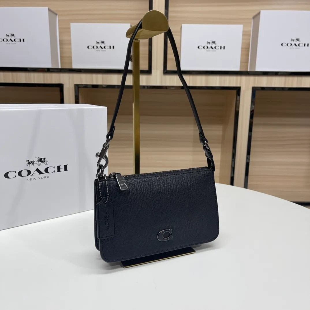 Top original order, batch 298💰Coach's new Mahjong bag model CJ797, low price. Mahjong bag has become a must-have item in summer bags. It’s compact, cute and easy to match. You can DIY it and wear it as you like! It can hold PLUS essential fashion items for simple travel. It is fresh and fresh ~ perfect for the hot summer ~ This shoulder strap is a little longer than the ordinary mahjong bag. Size: 19*12.5cm