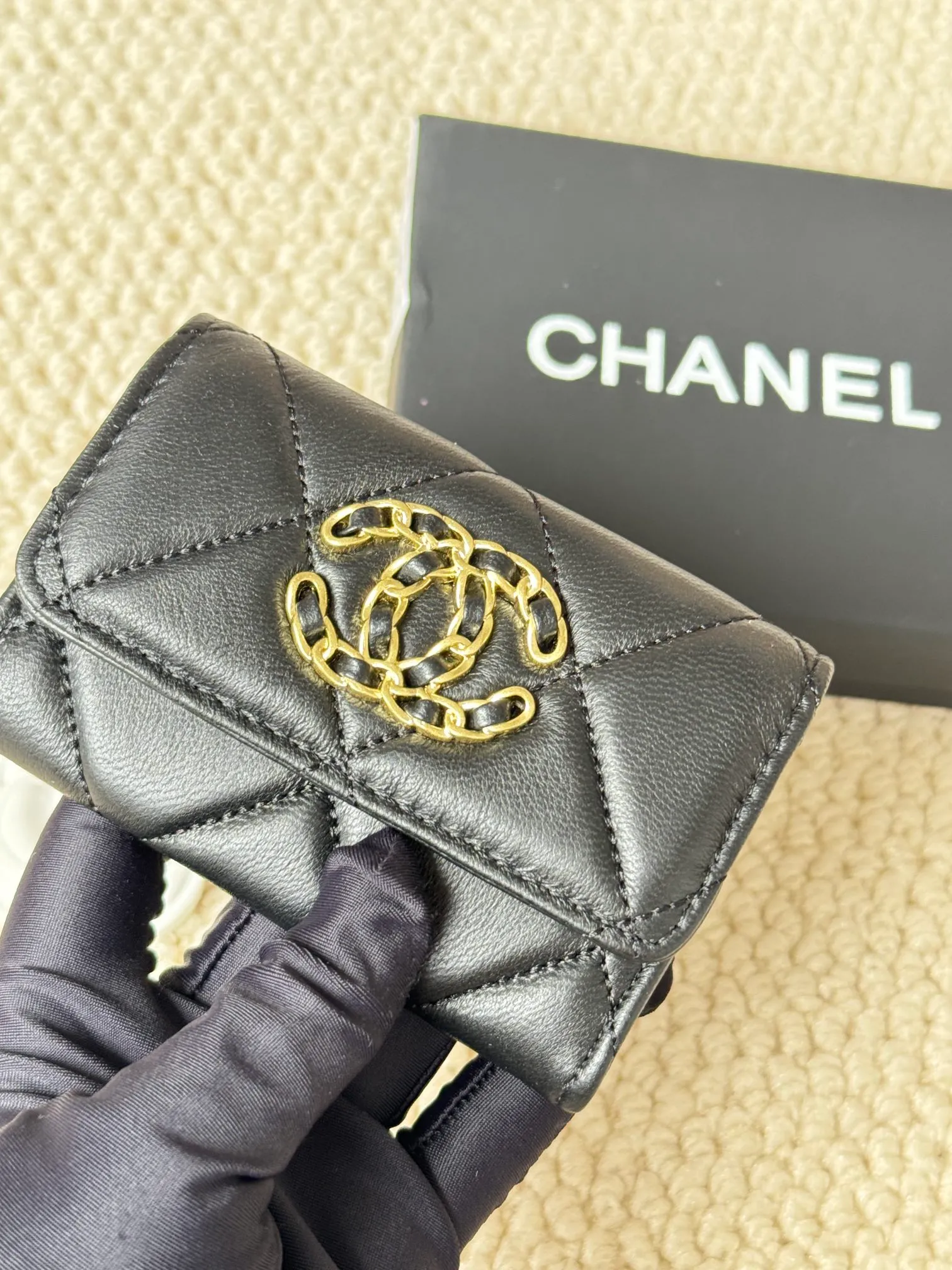 💰130 model number AP3610ACHANEL new flap coin purse. This year’s latest logo is paired with rhombus, lambskin and retro hardware... This card holder has a large capacity. It can hold about 1,000 yuan at a 20% discount of 100 yuan, and it can also hold 2.3 cards, which is very practical! Size 11*8.5*3cm