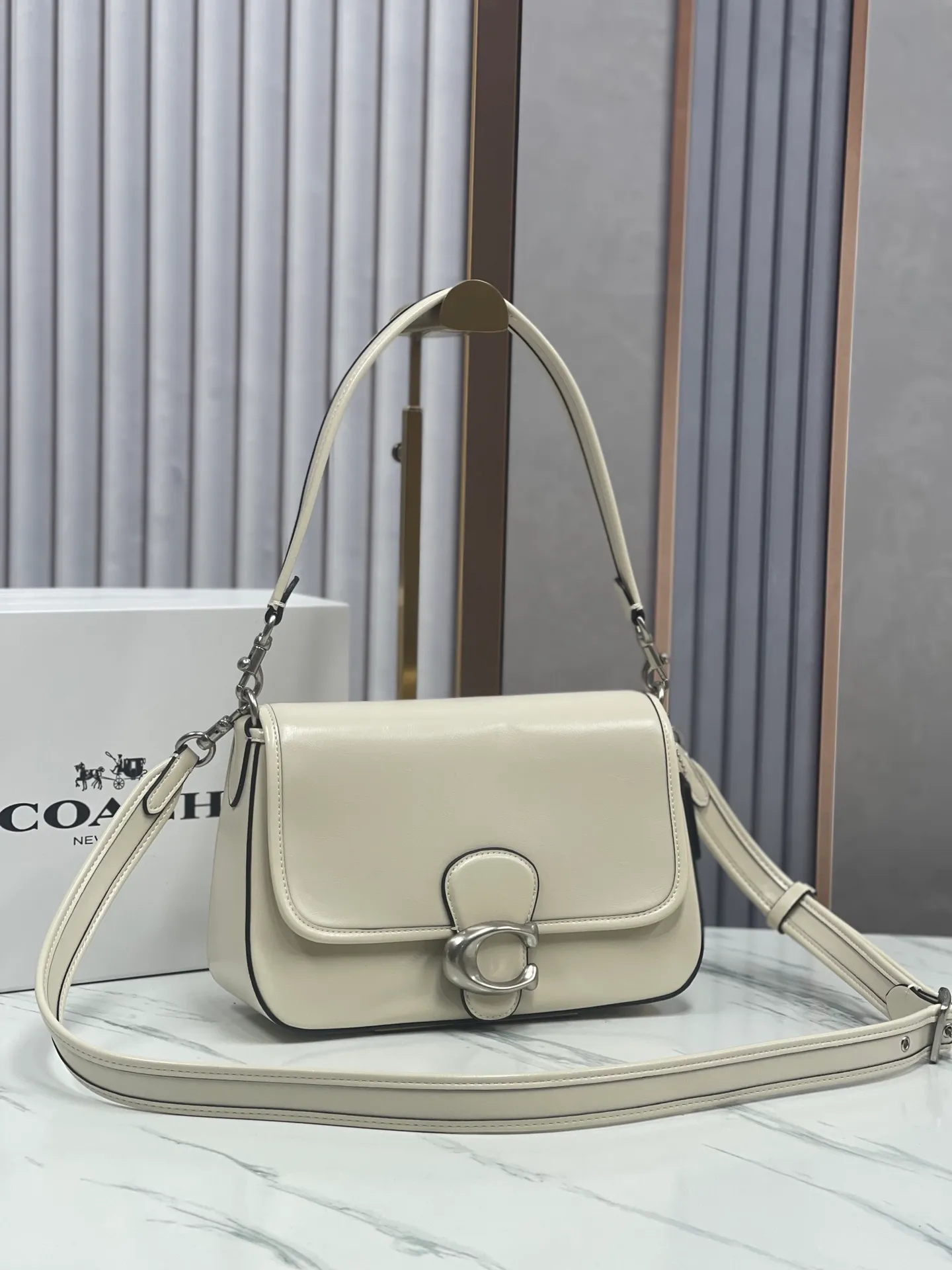 Batch 480💰coach/Coach new model CR653 New product Soft Tabby So many of them are my favorite ~ Retro style. Oil wax leather has always been the current popular style. This model perfectly interprets the French retro romance. It has 2 shoulder straps, both of which can be freely detached. The short shoulder strap can be used as an armpit bag or a handbag. It is very suitable for any style. The built-in capacity is super enough! The key is this color matching, Juejuezi is a versatile classic. Size: 26*15*8.5 cm.