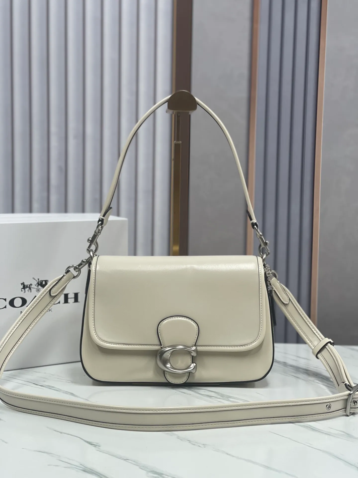 Batch 480💰coach/Coach new model CR653 New product Soft Tabby So many of them are my favorite ~ Retro style. Oil wax leather has always been the current popular style. This model perfectly interprets the French retro romance. It has 2 shoulder straps, both of which can be freely detached. The short shoulder strap can be used as an armpit bag or a handbag. It is very suitable for any style. The built-in capacity is super enough! The key is this color matching, Juejuezi is a versatile classic. Size: 26*15*8.5 cm.