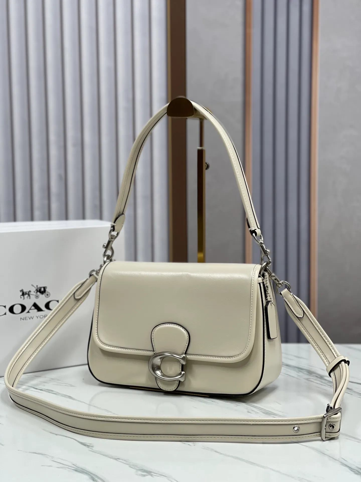 Batch 480💰coach/Coach new model CR653 New product Soft Tabby So many of them are my favorite ~ Retro style. Oil wax leather has always been the current popular style. This model perfectly interprets the French retro romance. It has 2 shoulder straps, both of which can be freely detached. The short shoulder strap can be used as an armpit bag or a handbag. It is very suitable for any style. The built-in capacity is super enough! The key is this color matching, Juejuezi is a versatile classic. Size: 26*15*8.5 cm.