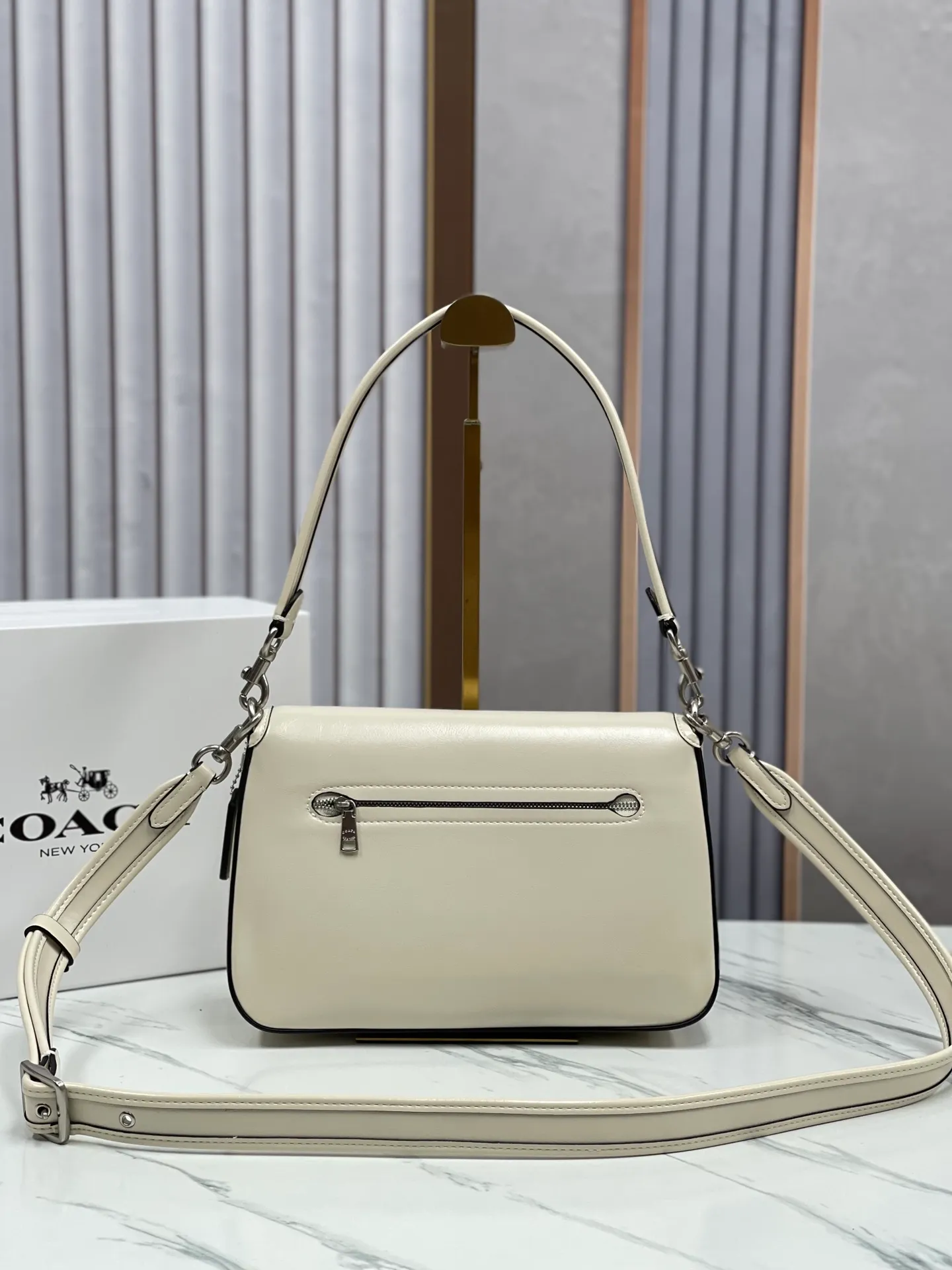 Batch 480💰coach/Coach new model CR653 New product Soft Tabby So many of them are my favorite ~ Retro style. Oil wax leather has always been the current popular style. This model perfectly interprets the French retro romance. It has 2 shoulder straps, both of which can be freely detached. The short shoulder strap can be used as an armpit bag or a handbag. It is very suitable for any style. The built-in capacity is super enough! The key is this color matching, Juejuezi is a versatile classic. Size: 26*15*8.5 cm.