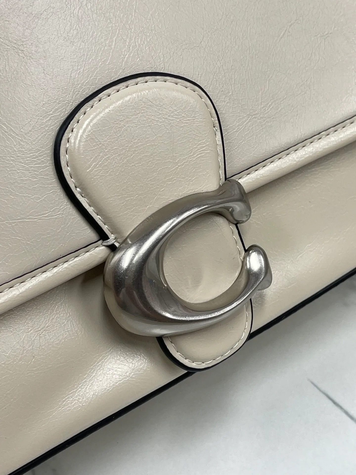 Batch 480💰coach/Coach new model CR653 New product Soft Tabby So many of them are my favorite ~ Retro style. Oil wax leather has always been the current popular style. This model perfectly interprets the French retro romance. It has 2 shoulder straps, both of which can be freely detached. The short shoulder strap can be used as an armpit bag or a handbag. It is very suitable for any style. The built-in capacity is super enough! The key is this color matching, Juejuezi is a versatile classic. Size: 26*15*8.5 cm.