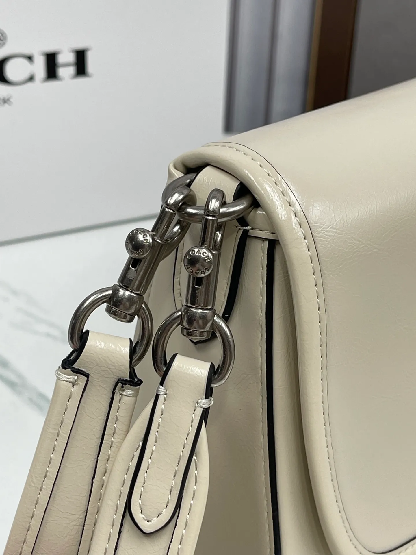 Batch 480💰coach/Coach new model CR653 New product Soft Tabby So many of them are my favorite ~ Retro style. Oil wax leather has always been the current popular style. This model perfectly interprets the French retro romance. It has 2 shoulder straps, both of which can be freely detached. The short shoulder strap can be used as an armpit bag or a handbag. It is very suitable for any style. The built-in capacity is super enough! The key is this color matching, Juejuezi is a versatile classic. Size: 26*15*8.5 cm.