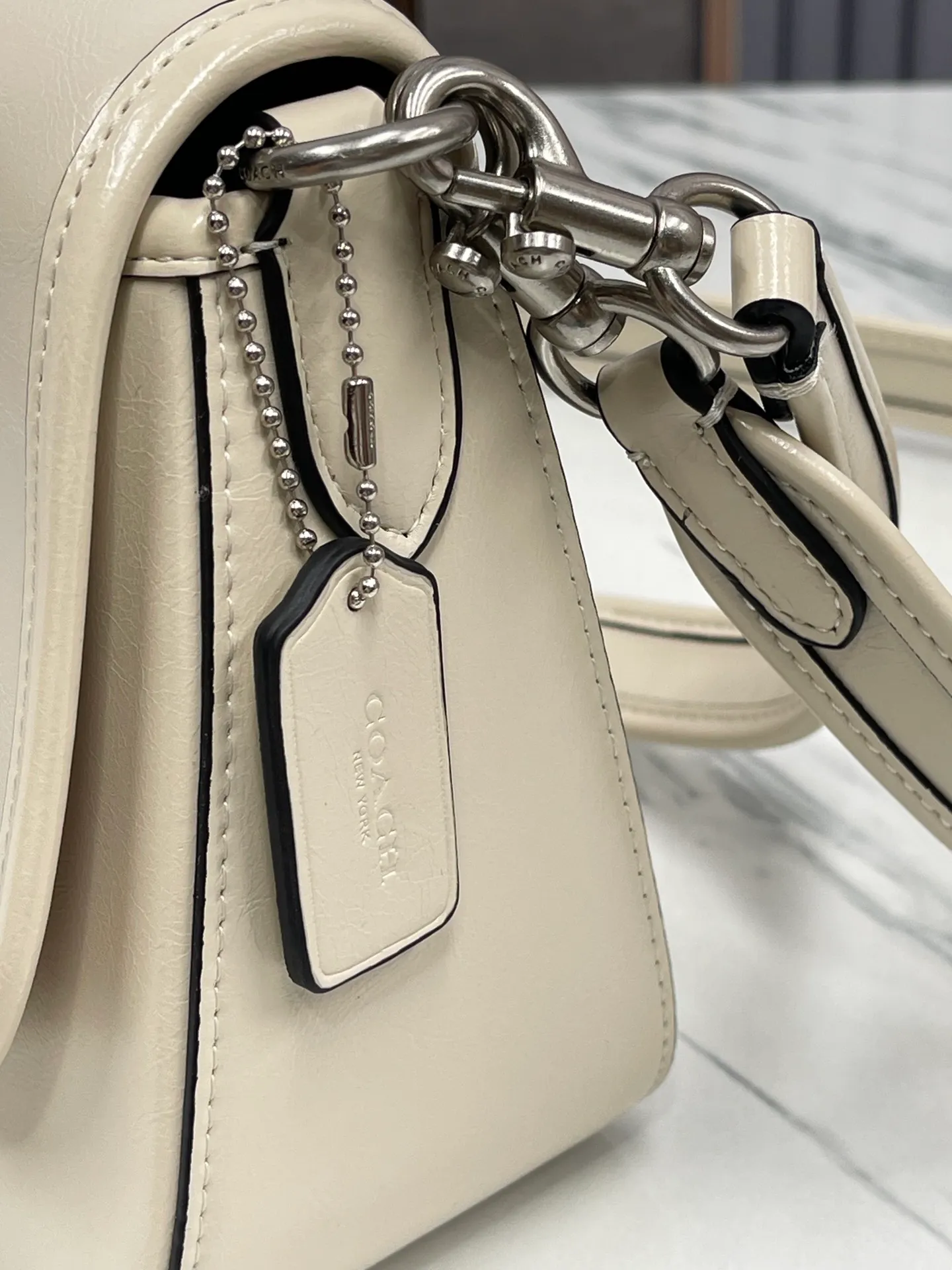 Batch 480💰coach/Coach new model CR653 New product Soft Tabby So many of them are my favorite ~ Retro style. Oil wax leather has always been the current popular style. This model perfectly interprets the French retro romance. It has 2 shoulder straps, both of which can be freely detached. The short shoulder strap can be used as an armpit bag or a handbag. It is very suitable for any style. The built-in capacity is super enough! The key is this color matching, Juejuezi is a versatile classic. Size: 26*15*8.5 cm.