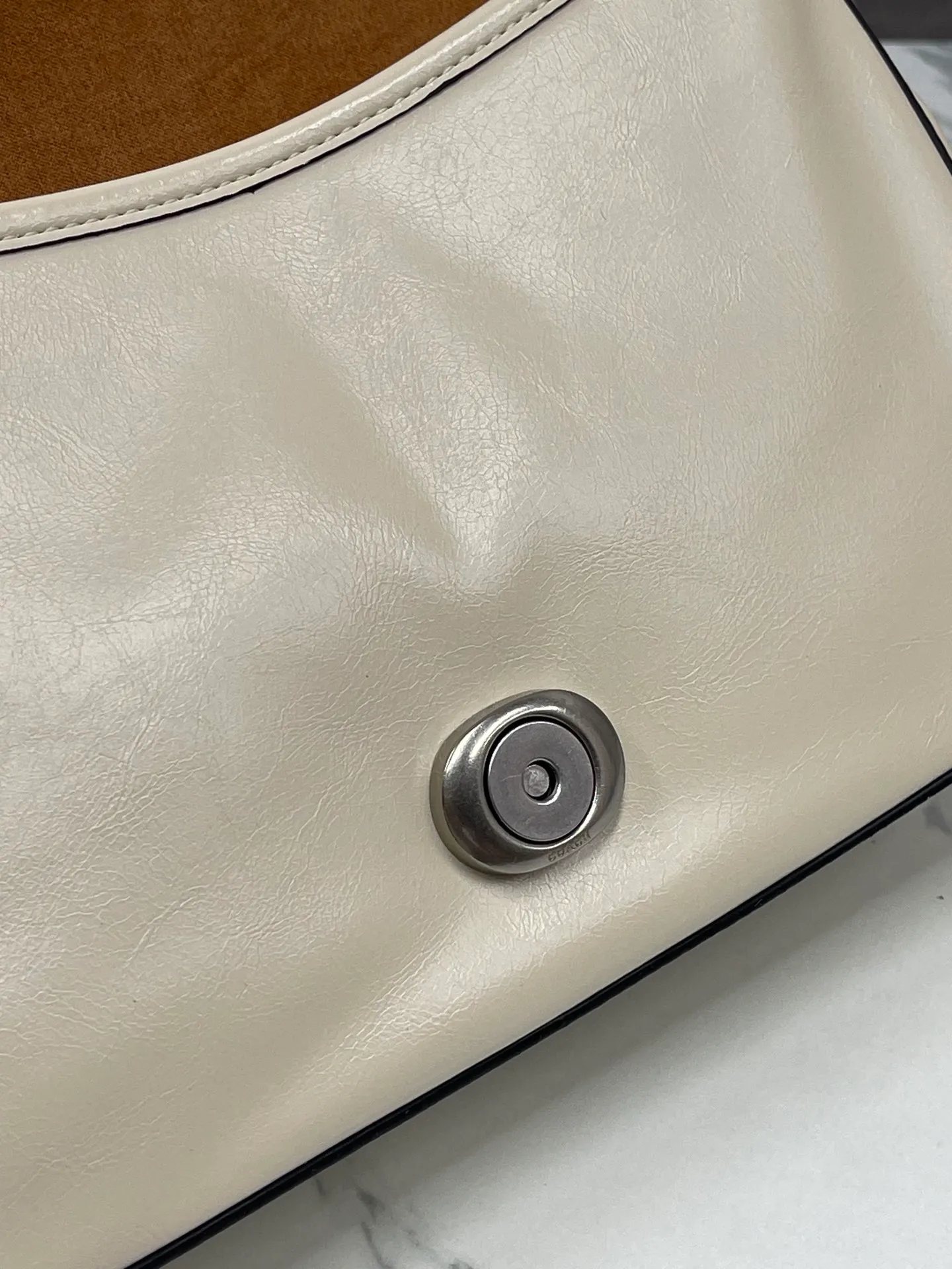 Batch 480💰coach/Coach new model CR653 New product Soft Tabby So many of them are my favorite ~ Retro style. Oil wax leather has always been the current popular style. This model perfectly interprets the French retro romance. It has 2 shoulder straps, both of which can be freely detached. The short shoulder strap can be used as an armpit bag or a handbag. It is very suitable for any style. The built-in capacity is super enough! The key is this color matching, Juejuezi is a versatile classic. Size: 26*15*8.5 cm.