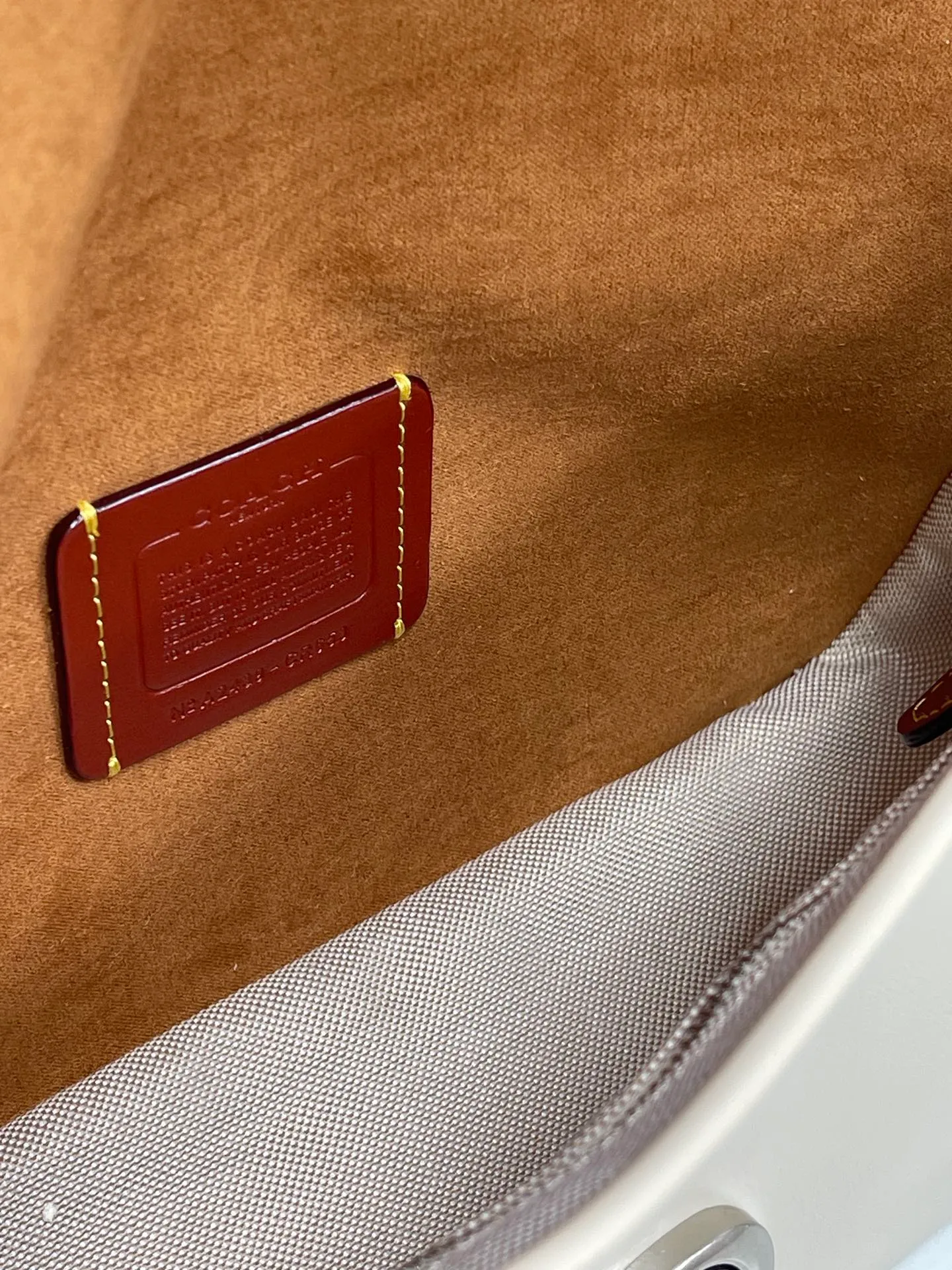 Batch 480💰coach/Coach new model CR653 New product Soft Tabby So many of them are my favorite ~ Retro style. Oil wax leather has always been the current popular style. This model perfectly interprets the French retro romance. It has 2 shoulder straps, both of which can be freely detached. The short shoulder strap can be used as an armpit bag or a handbag. It is very suitable for any style. The built-in capacity is super enough! The key is this color matching, Juejuezi is a versatile classic. Size: 26*15*8.5 cm.