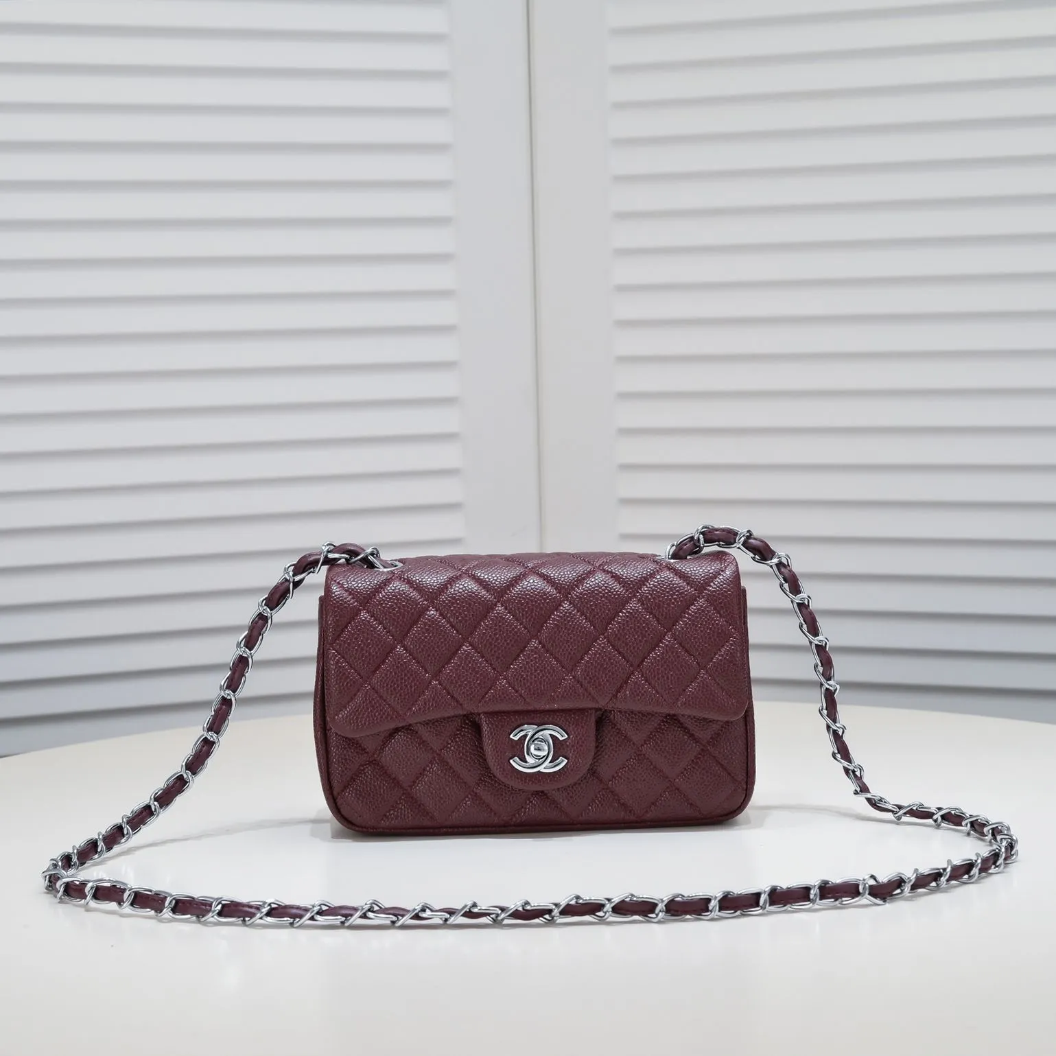 💰320￥Maroon Red💥CF Versatile Caviar Leather🌹 Chanel💃🏻‼ ️Eternal classic style [shy] noble temperament💃🏻favorite of celebrities🌟soft leather and high-end👍counter hardware exquisite workmanship to reject defects [strong] both dazzling and feminine 😝[strong] luxurious and durable🌟size: 20*14*7cm style number 1116 reverse edge