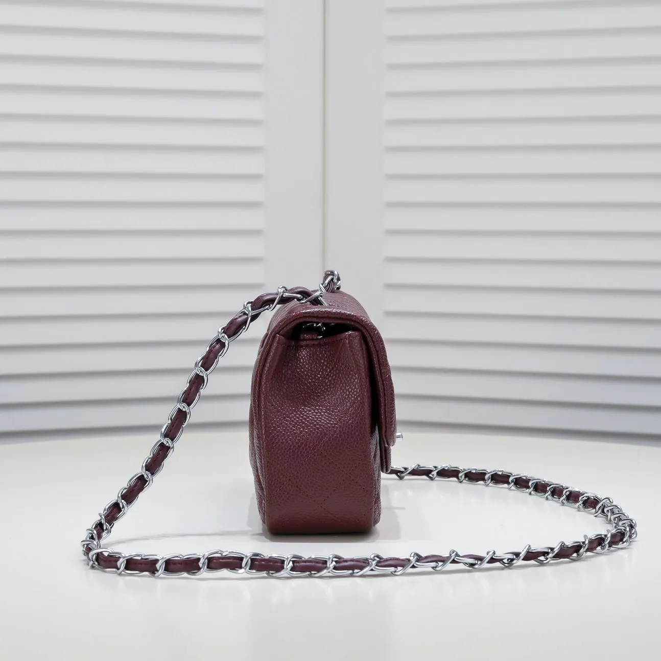 💰320￥Maroon Red💥CF Versatile Caviar Leather🌹 Chanel💃🏻‼ ️Eternal classic style [shy] noble temperament💃🏻favorite of celebrities🌟soft leather and high-end👍counter hardware exquisite workmanship to reject defects [strong] both dazzling and feminine 😝[strong] luxurious and durable🌟size: 20*14*7cm style number 1116 reverse edge