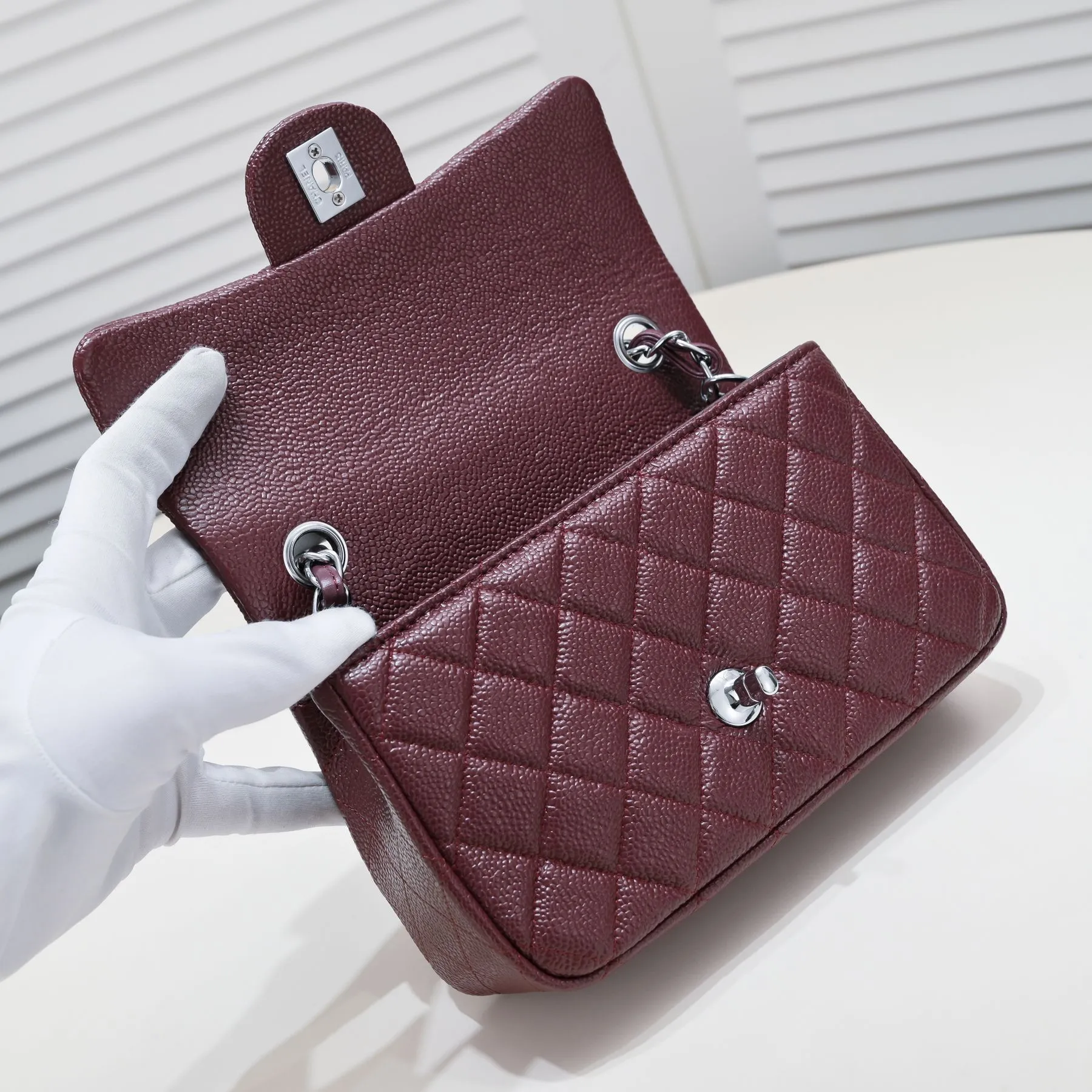 💰320￥Maroon Red💥CF Versatile Caviar Leather🌹 Chanel💃🏻‼ ️Eternal classic style [shy] noble temperament💃🏻favorite of celebrities🌟soft leather and high-end👍counter hardware exquisite workmanship to reject defects [strong] both dazzling and feminine 😝[strong] luxurious and durable🌟size: 20*14*7cm style number 1116 reverse edge