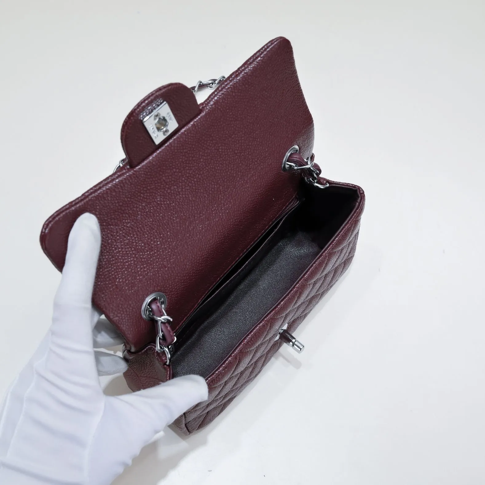💰320￥Maroon Red💥CF Versatile Caviar Leather🌹 Chanel💃🏻‼ ️Eternal classic style [shy] noble temperament💃🏻favorite of celebrities🌟soft leather and high-end👍counter hardware exquisite workmanship to reject defects [strong] both dazzling and feminine 😝[strong] luxurious and durable🌟size: 20*14*7cm style number 1116 reverse edge