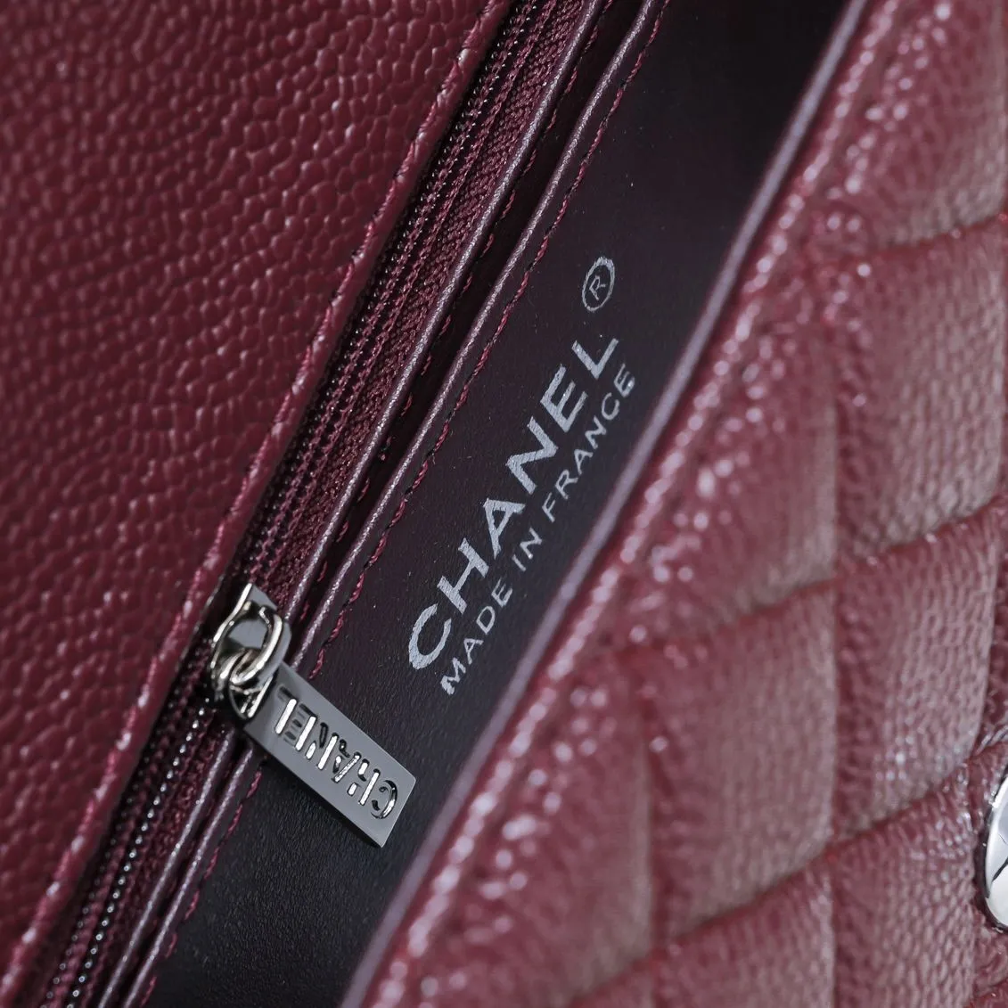 💰320￥Maroon Red💥CF Versatile Caviar Leather🌹 Chanel💃🏻‼ ️Eternal classic style [shy] noble temperament💃🏻favorite of celebrities🌟soft leather and high-end👍counter hardware exquisite workmanship to reject defects [strong] both dazzling and feminine 😝[strong] luxurious and durable🌟size: 20*14*7cm style number 1116 reverse edge