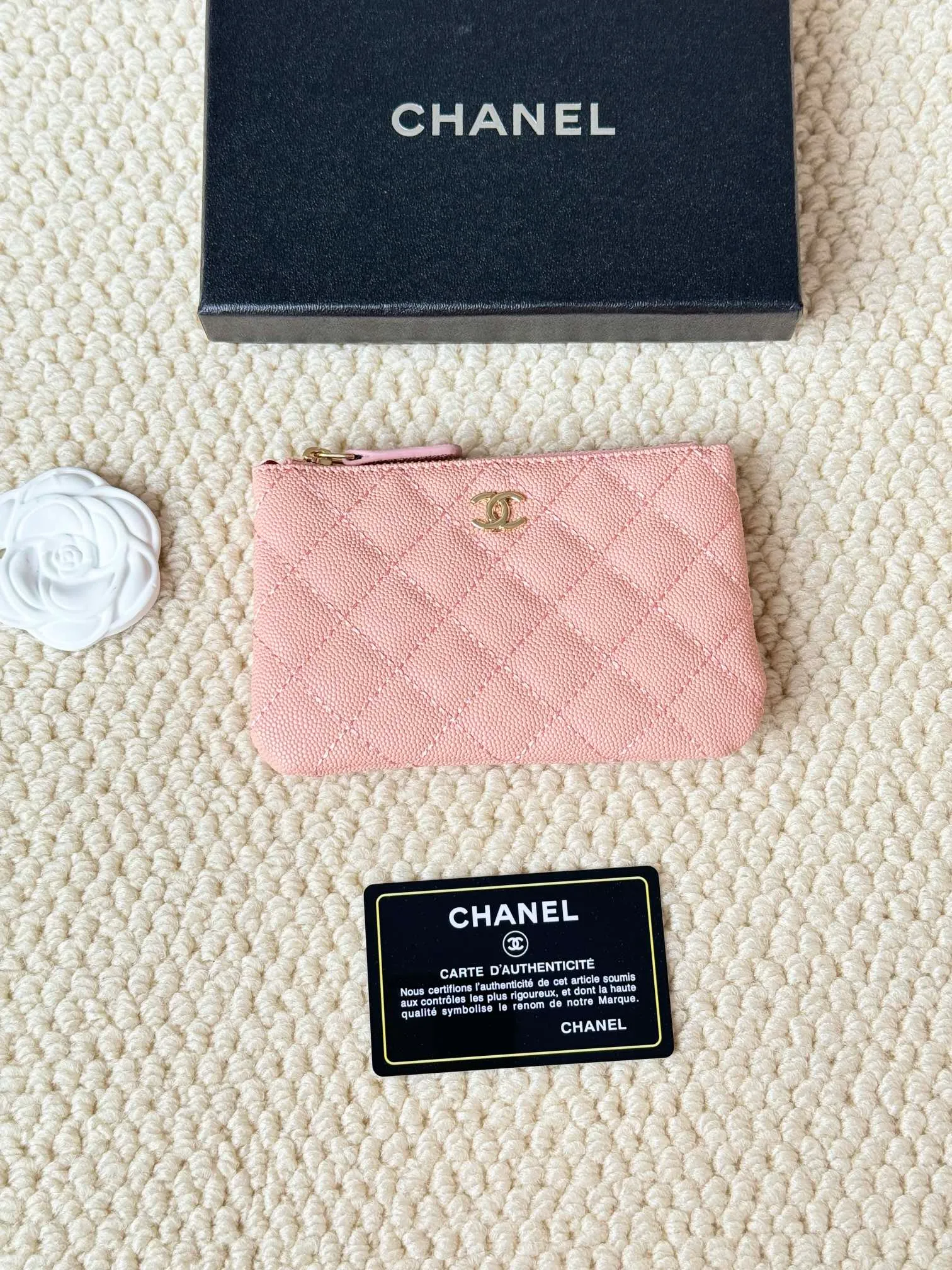 💰130 CHANEL Classic Caviar has a fresh design, with an exquisite replica flavor, very beautiful, the latest in 2023 from the official website🆕Card holder Caviar medium ball grain cowhide is scratch-resistant and has a super glossy feel. It is troublesome to carry a bag that is too big in summer. It is suitable for putting in a mini bag and convenient for carrying in your pocket😍 The bag has a zipper, which is super practical. You can also put cards, change, coins, and keys inside! Style number: 82365 Size: 15*8.5