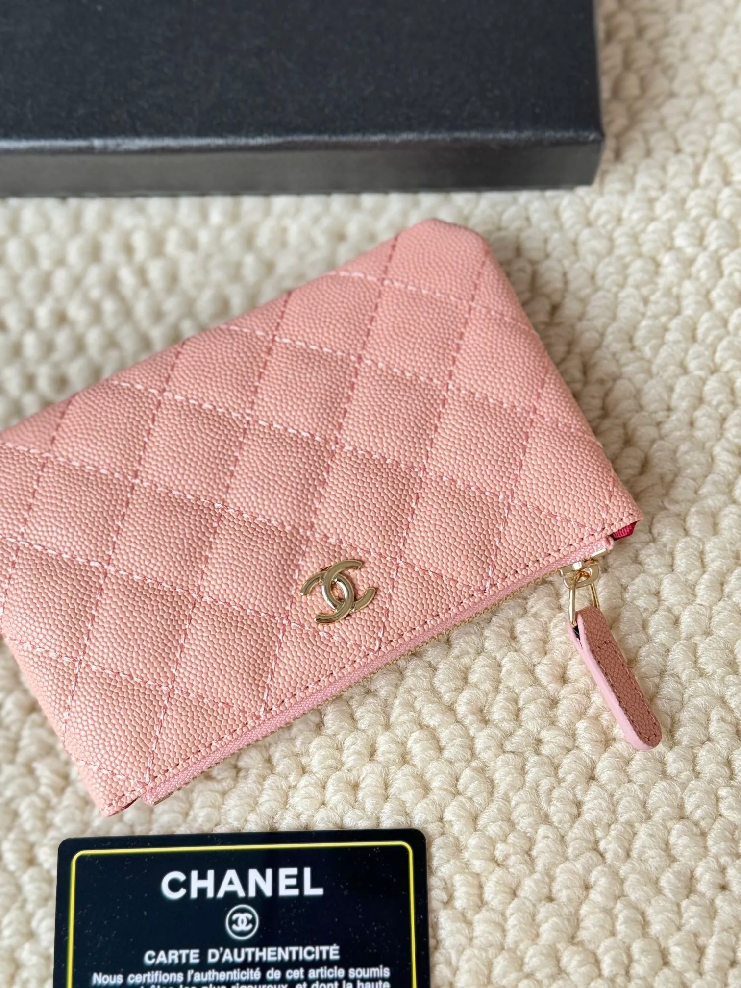 💰130 CHANEL Classic Caviar has a fresh design, with an exquisite replica flavor, very beautiful, the latest in 2023 from the official website🆕Card holder Caviar medium ball grain cowhide is scratch-resistant and has a super glossy feel. It is troublesome to carry a bag that is too big in summer. It is suitable for putting in a mini bag and convenient for carrying in your pocket😍 The bag has a zipper, which is super practical. You can also put cards, change, coins, and keys inside! Style number: 82365 Size: 15*8.5