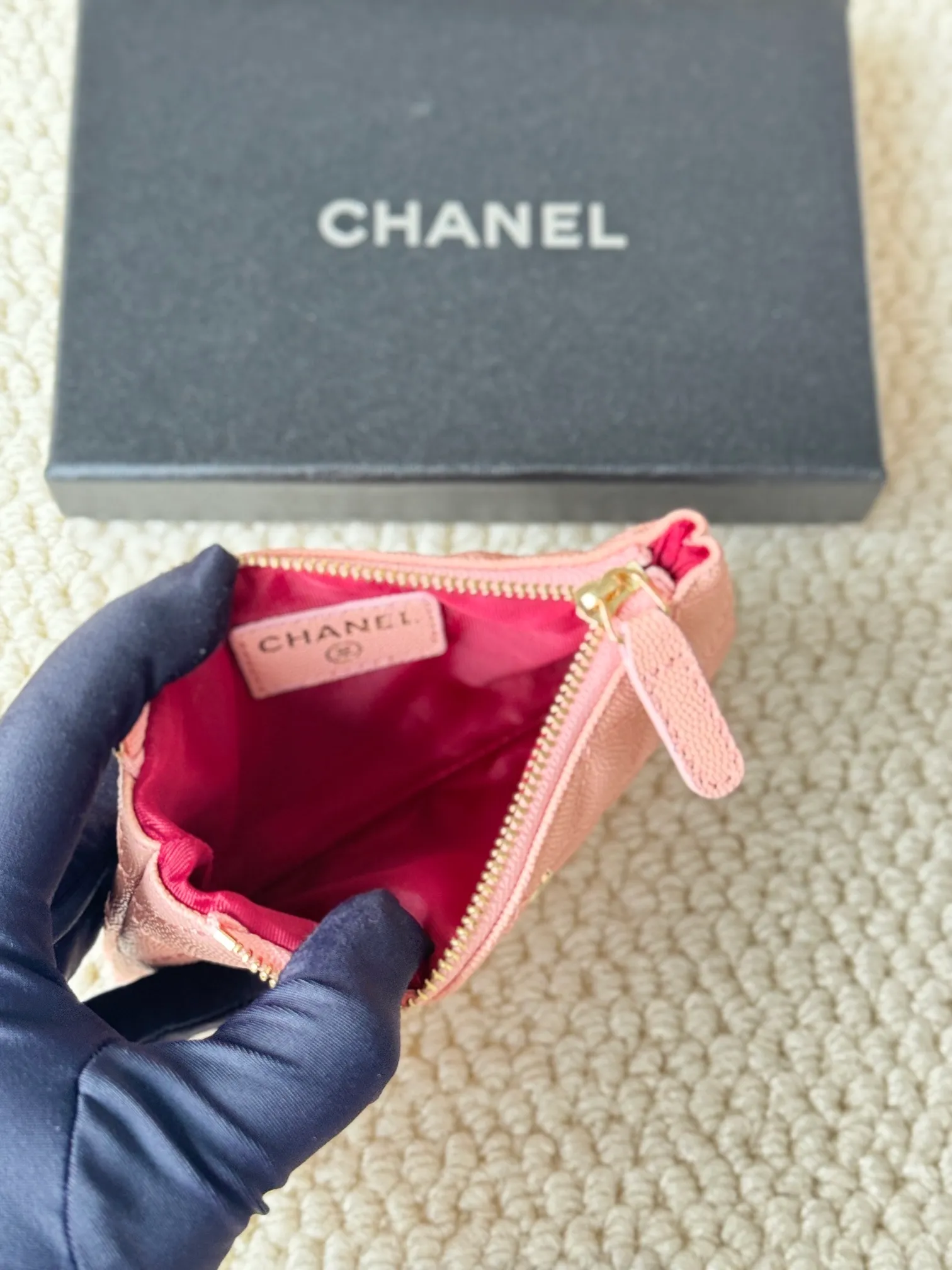 💰130 CHANEL Classic Caviar has a fresh design, with an exquisite replica flavor, very beautiful, the latest in 2023 from the official website🆕Card holder Caviar medium ball grain cowhide is scratch-resistant and has a super glossy feel. It is troublesome to carry a bag that is too big in summer. It is suitable for putting in a mini bag and convenient for carrying in your pocket😍 The bag has a zipper, which is super practical. You can also put cards, change, coins, and keys inside! Style number: 82365 Size: 15*8.5