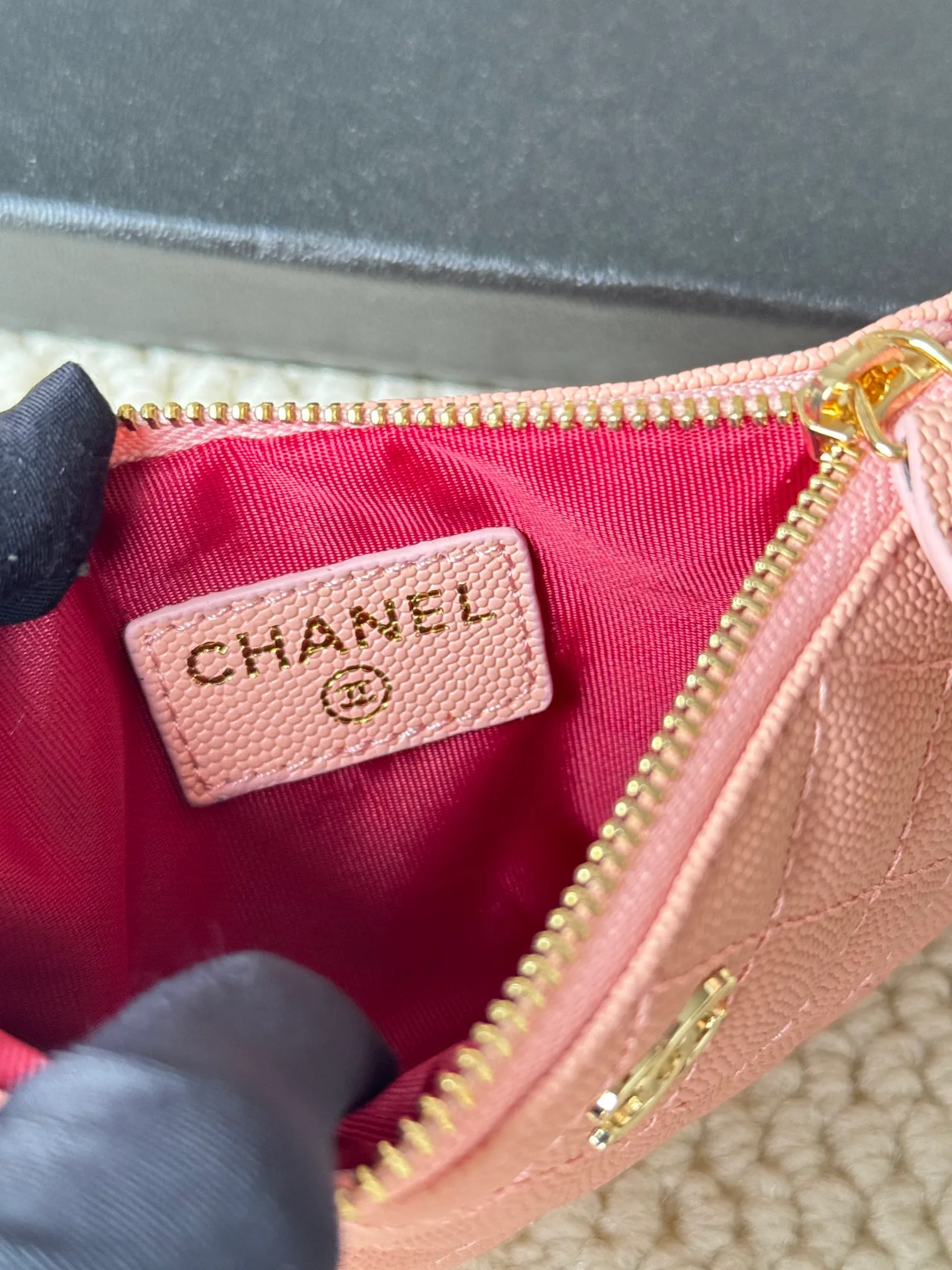 💰130 CHANEL Classic Caviar has a fresh design, with an exquisite replica flavor, very beautiful, the latest in 2023 from the official website🆕Card holder Caviar medium ball grain cowhide is scratch-resistant and has a super glossy feel. It is troublesome to carry a bag that is too big in summer. It is suitable for putting in a mini bag and convenient for carrying in your pocket😍 The bag has a zipper, which is super practical. You can also put cards, change, coins, and keys inside! Style number: 82365 Size: 15*8.5